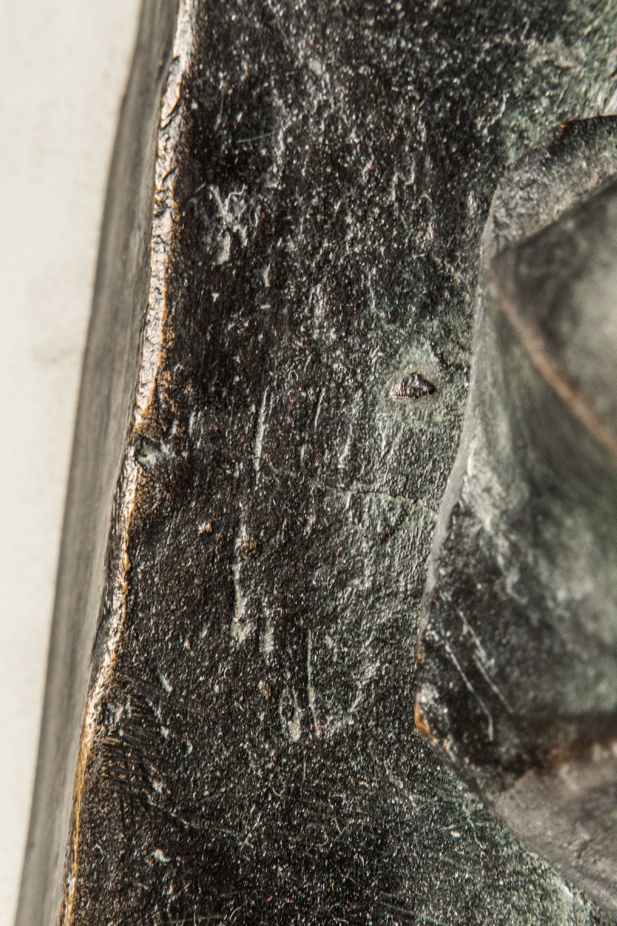Detail b: Michaela A. Fischer, geb. 1953 in Alpirsbach, Der Andere, Bronzeskulptur auf Sockel, Skulptur ca. 56x27 cm, Podest H. 71 cm, Skulptur wurde 1990 ...