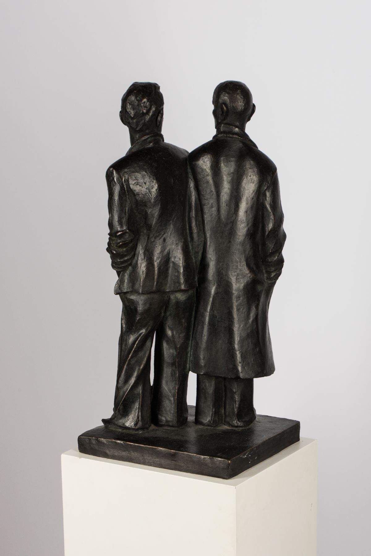 Detail c: Michaela A. Fischer, geb. 1953 in Alpirsbach, Der Andere, Bronzeskulptur auf Sockel, Skulptur ca. 56x27 cm, Podest H. 71 cm, Skulptur wurde 1990 ...