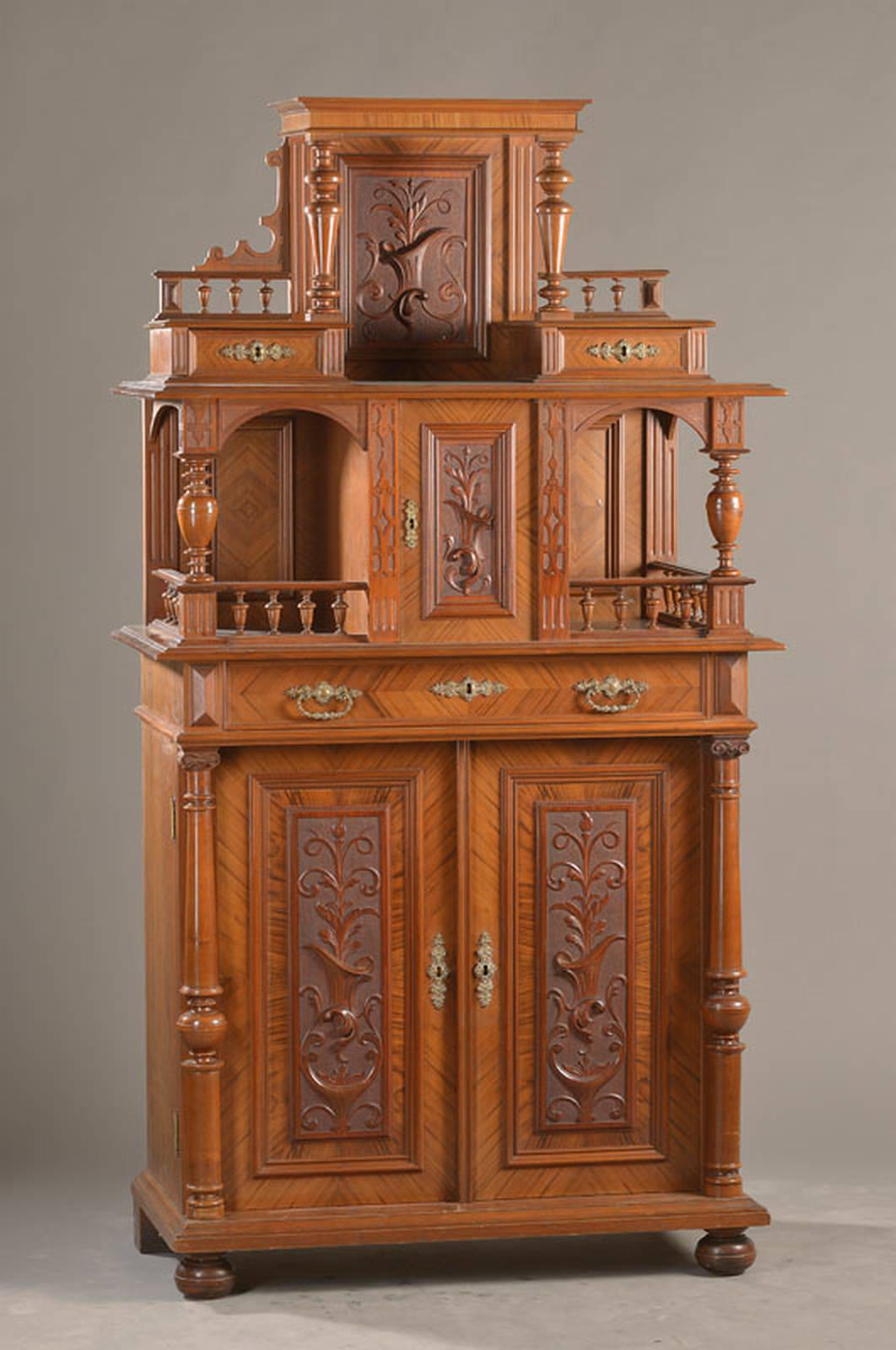 Gründerzeit-Vertiko, deutsch, um 1880/90, Nussbaum furniert u. massiv, symmetrischer Aufbau, insg. 3-türig u. 3-schübig, selten großer Aufsatz ...