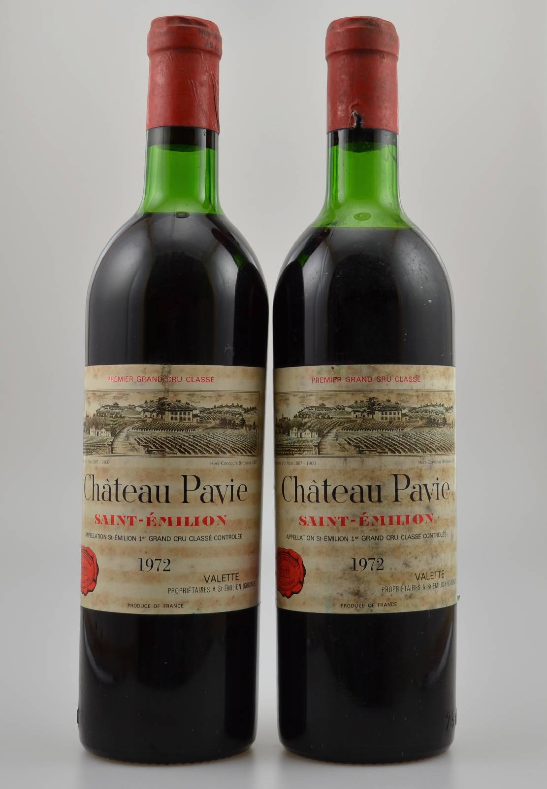 2 Flachen 1972 Chateau Pavie, Saint-Emilion, 1er Grand Cru Classe, Füllstand: je ca. upper mid shoulder, Etiketten gebräunt bzw. beschmutzt sonst ...