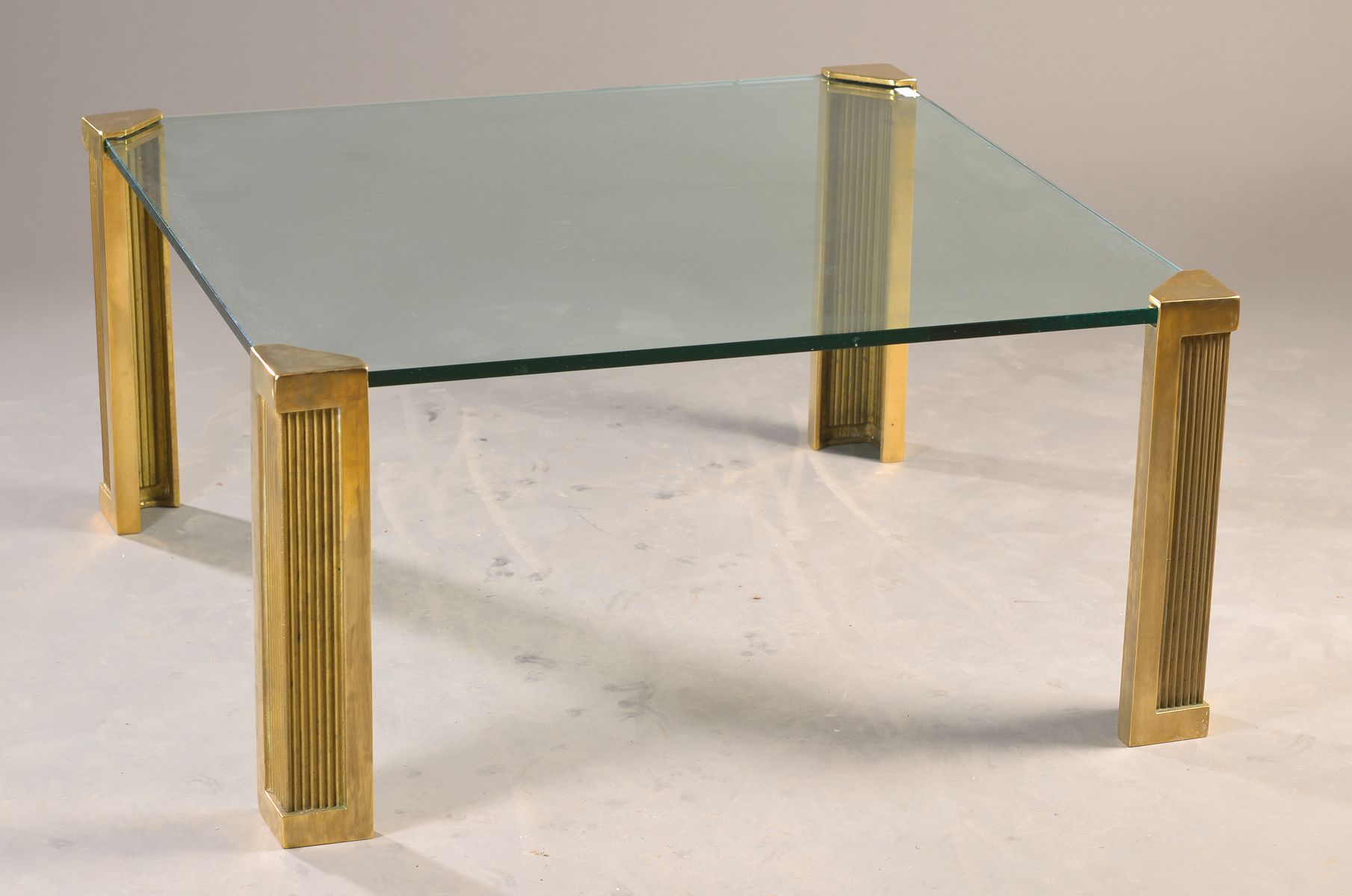 Couch- / Sofatisch "T14", Entwurf Peter Ghyczy, 1973, Messing glänzend poliert, Glasplatte mit kleinen Bestoßungen,