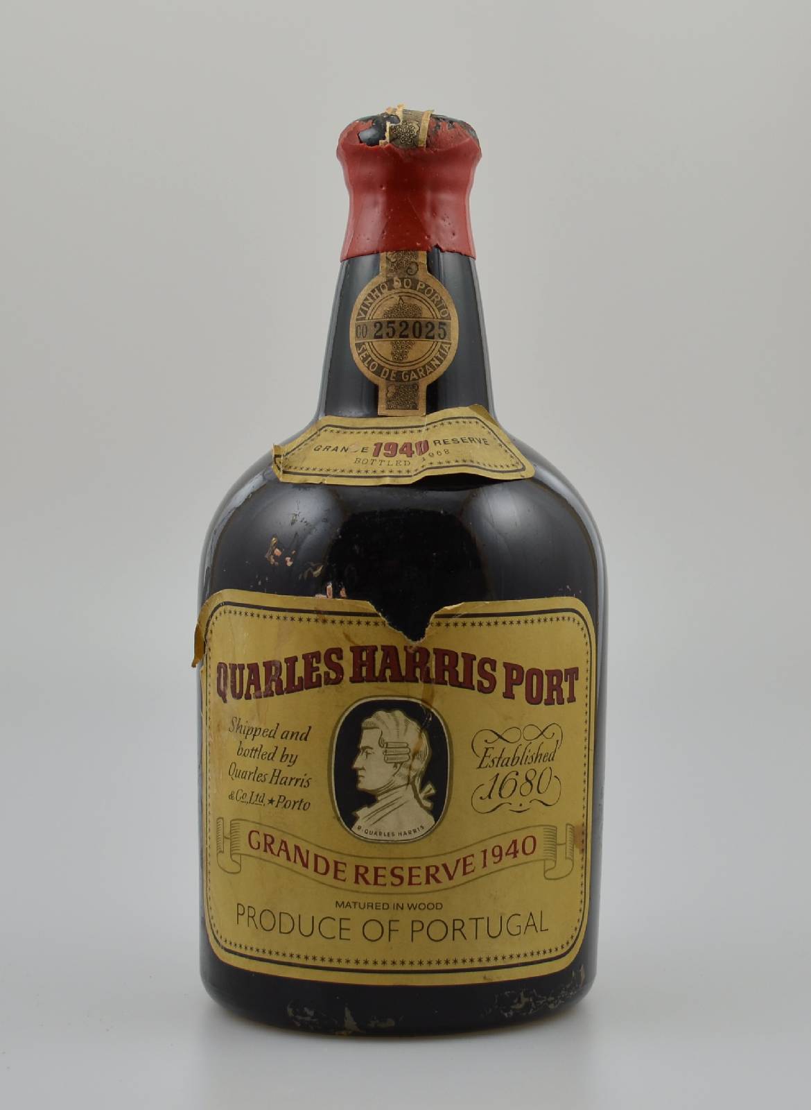 1 Flasche 1940 Quarles Harris Port, Grande Reserve, Füllstand: ca. into neck, Kapselwachs und Etikett besch., shipped and bottled by Quarles Harris ...