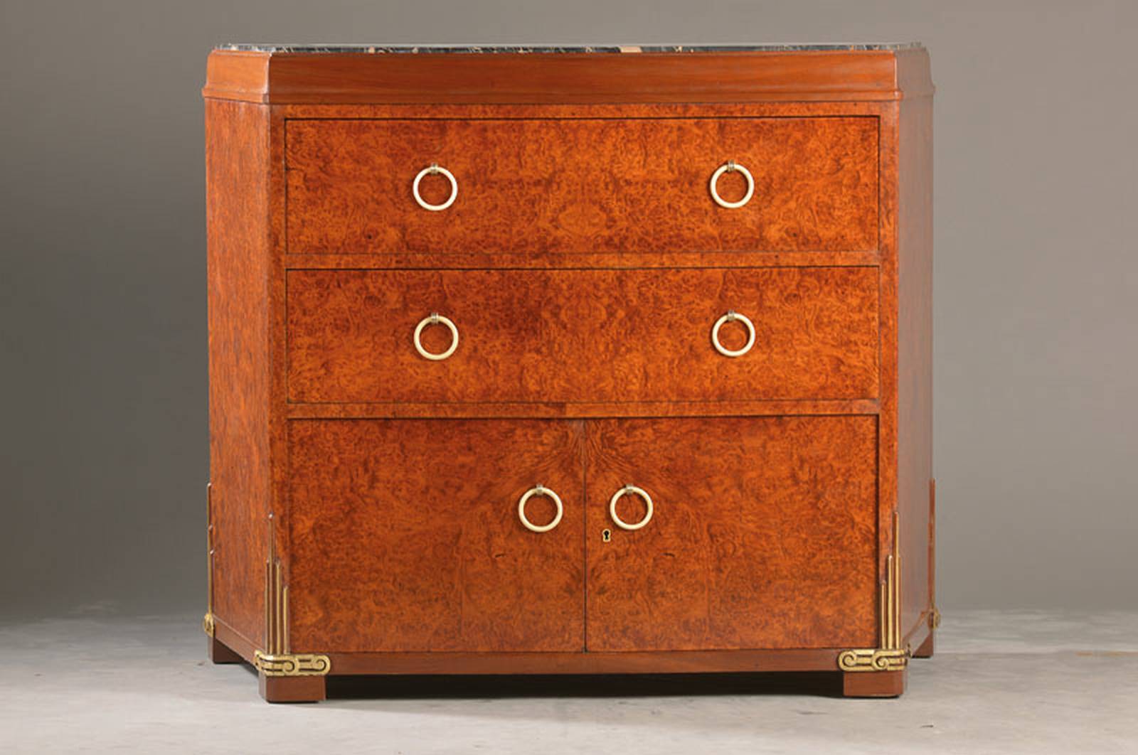 Kommode im Art-Deco-Stil, wohl Frankreich, 20.Jh., Amboina-Maser-Furnier auf Eichekorpus, 2-schübig u. 2-türig, eingepassteMarmorplatte, sehr ...