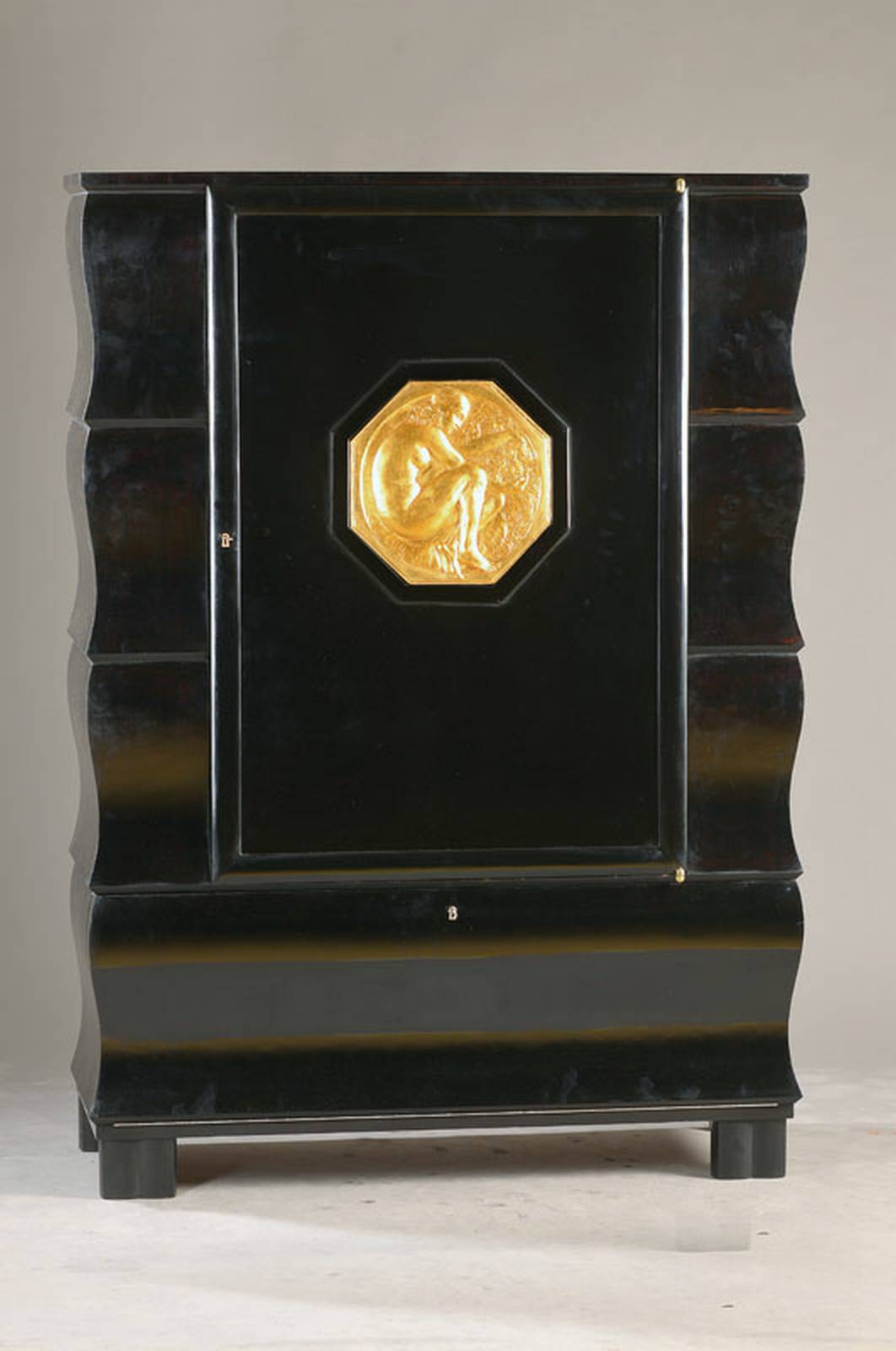 Barschrank im Art-Deco-Stil, wohl Frankreich, 20.Jh., Mahagoni schwarz lackiert, geschweifter Korpus, 1-türig, unten aufklappbares Fach, Innenleben ...