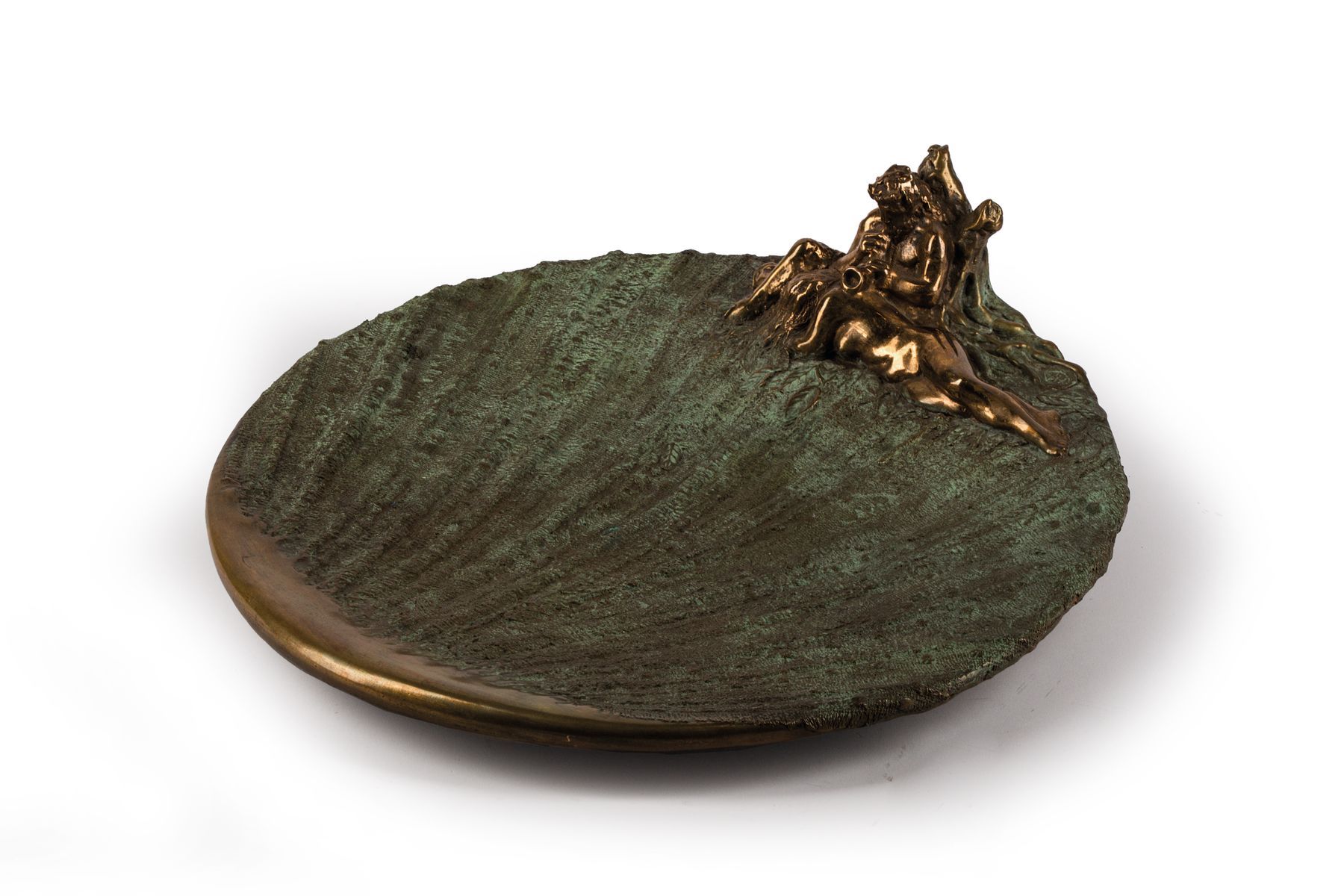 Gilbert Kruft, italienischer Bildhauer, lebt und arbeitet in Bologna, geboren 1939 in Köln, hier Bronzeskulptur in Form einer flachen Schale mit ...