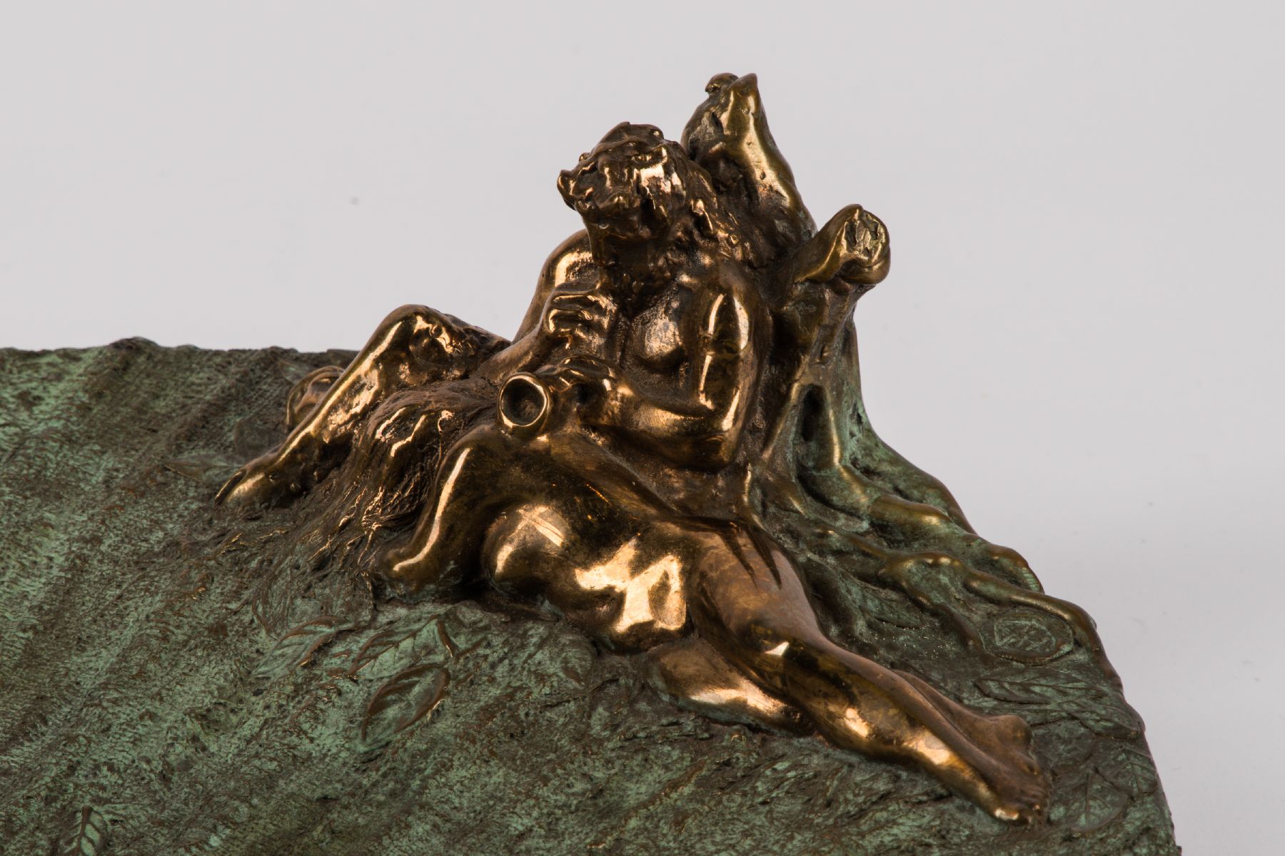 Detail a: Gilbert Kruft, italienischer Bildhauer, lebt und arbeitet in Bologna, geboren 1939 in Köln, hier Bronzeskulptur in Form einer flachen Schale mit ...