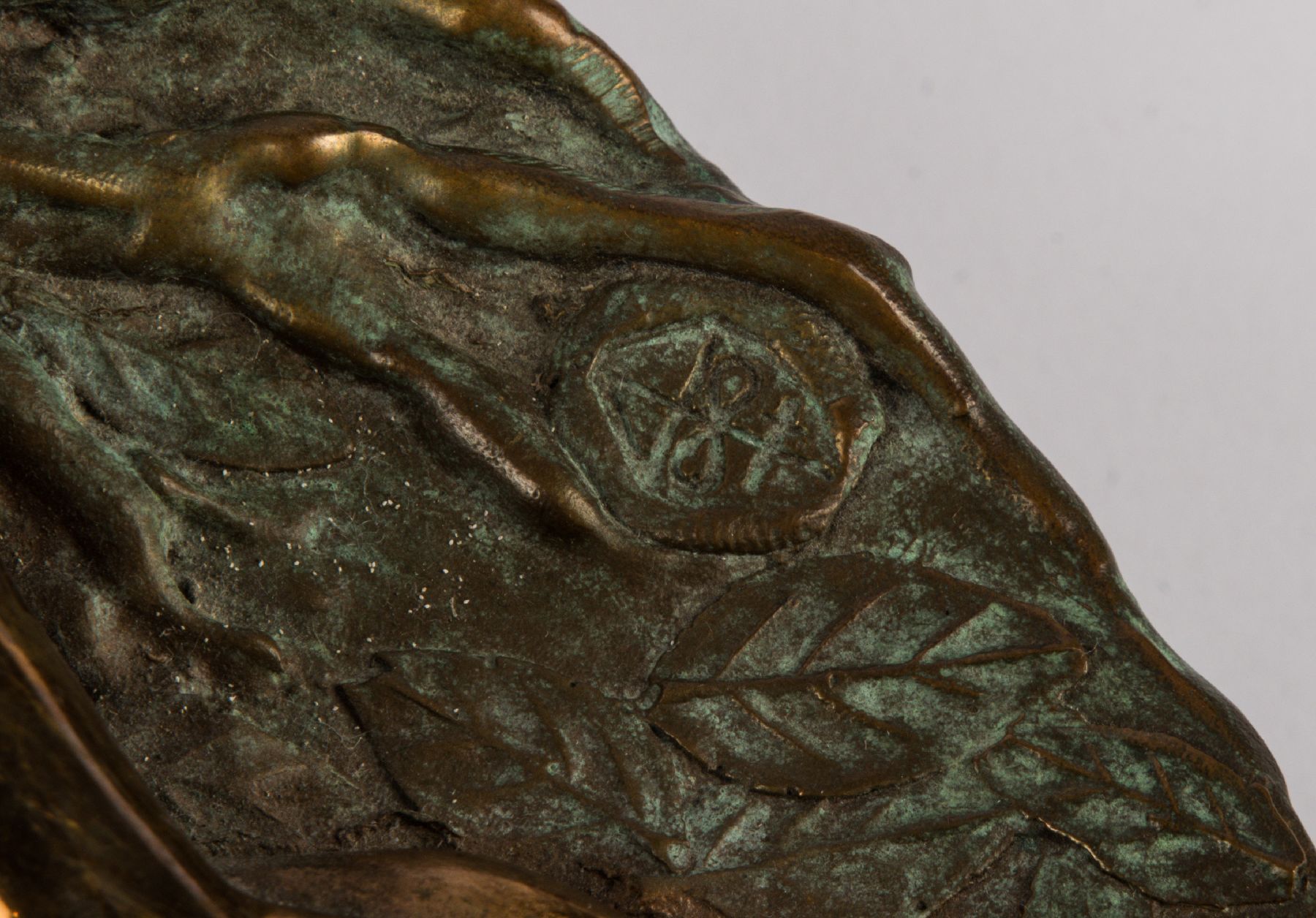 Detail b: Gilbert Kruft, italienischer Bildhauer, lebt und arbeitet in Bologna, geboren 1939 in Köln, hier Bronzeskulptur in Form einer flachen Schale mit ...