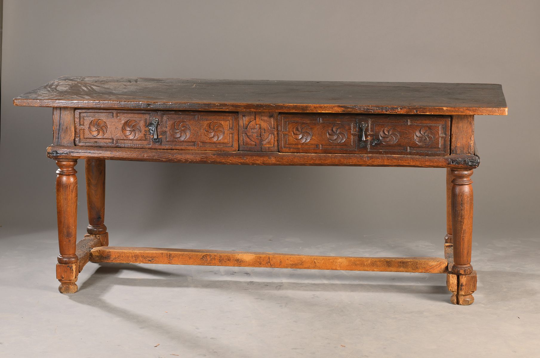 Refektoriumstisch, Spanien, um 1700, Eiche massiv, zwei Schubladen, Rosettenschnitzerei, mittig mit Kreuz im Kreis, über Mittelstege verbundene ...