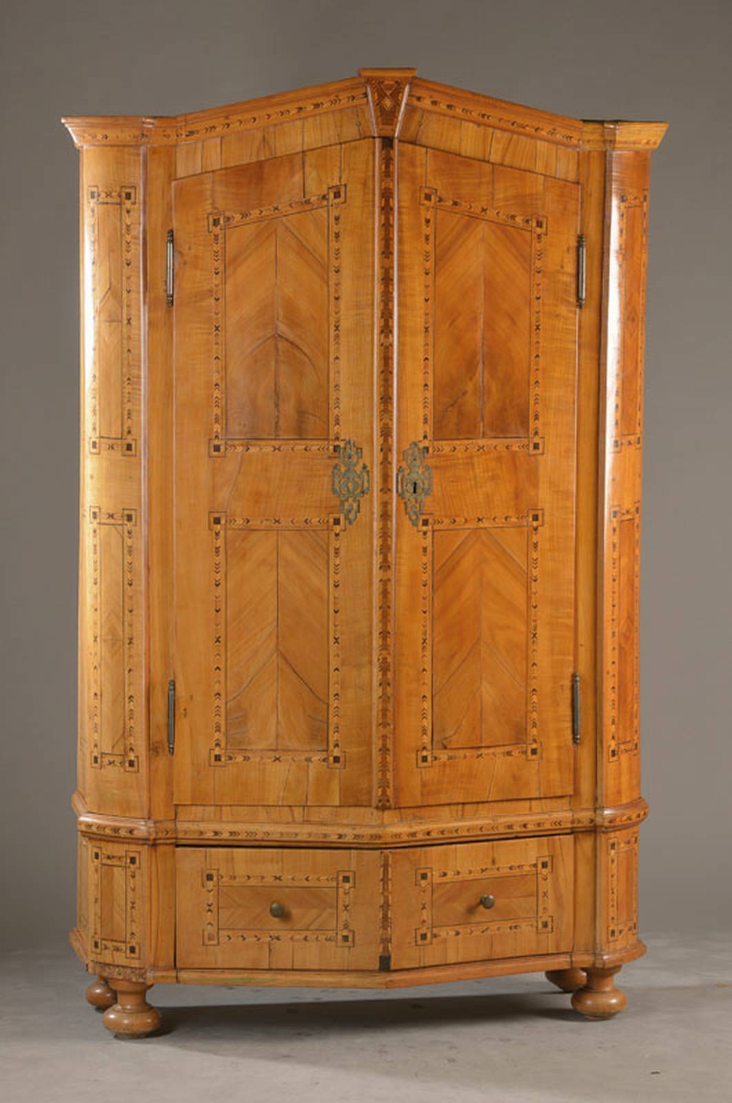 Bodenseeschrank, um 1810, Kirschbaumfurnier auf Weichholzkorpus, Obstholz-Intarsienbänder, orig. Kastenschloss mit Schlüssel, Sockelschub, l. ...