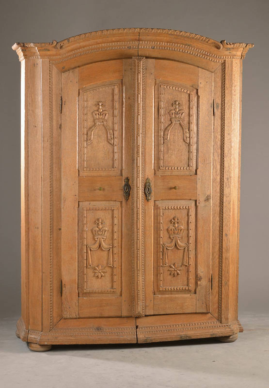 Übergangsschrank, wohl Stuttgart, um 1800, Eiche massiv, üppig in klassizistischer Art geschnitzt, Kassetten mit Kronen-Schnitzerei, ca. 185x144x57 ...