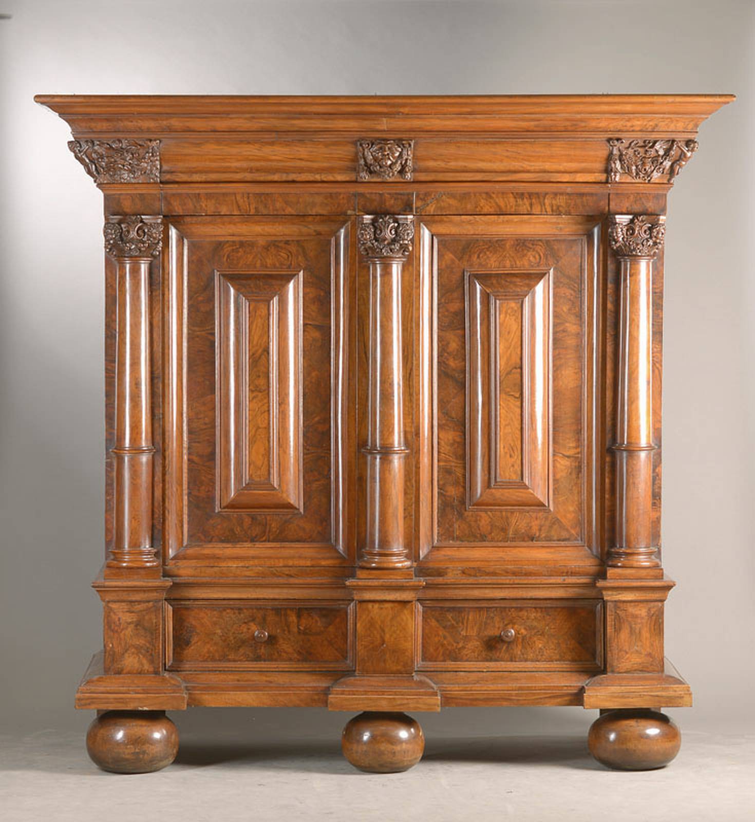 Norddeutscher Barockschrank, wohl Hamburg, sog. Hamburger Schapp, um 1710-20, Nussbaum-u. Wurzelnussfurnier auf Eiche- u. Weichholzkorpus, mächtiger ...