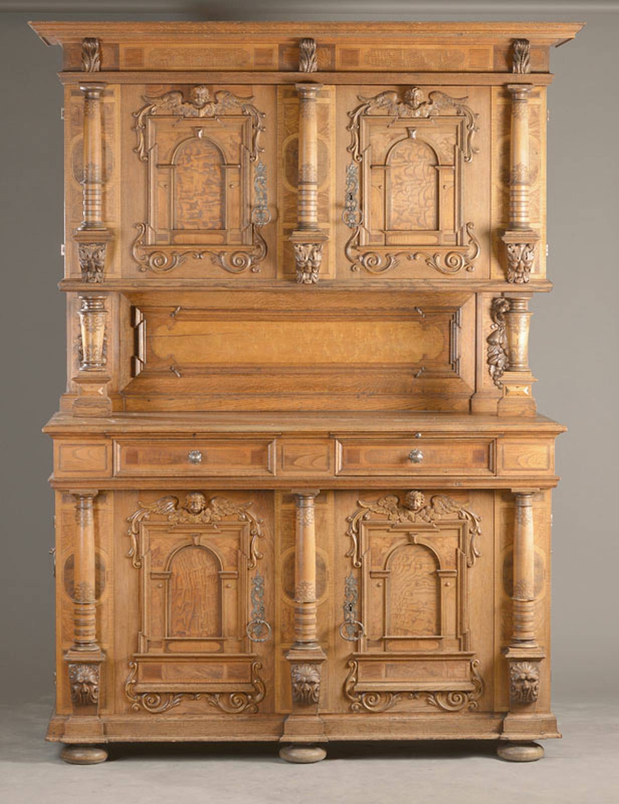 Aufsatzbuffet, deutsch, um 1880, Eiche massiv u. hell, Eschefurnier, im reinen Renaissance-Stil gearbeitet, 3-fache Säulengliederung, Türen als ...