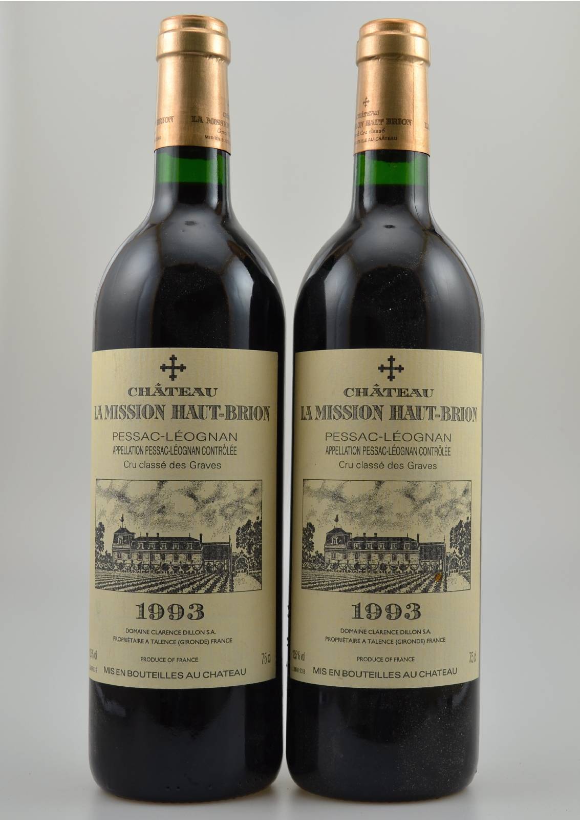 2 Flaschen 1993 Chateau La Mission Haut-Brion , je ca. 75 cl, 12,5 % Vol., Füllstände: je ca. into neck, sehr gute Erhaltungszustände, unverkostet