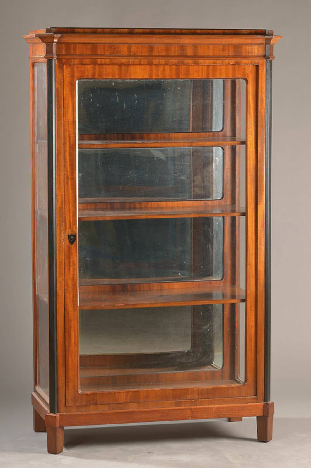 Vitrine im Biedermeier-Stil, um 1900, Mahagoni auf Weichholzkorpus, 1-türig, 3- seitig verglast, 3 Einlegeböden, partiell geschwärzte ...