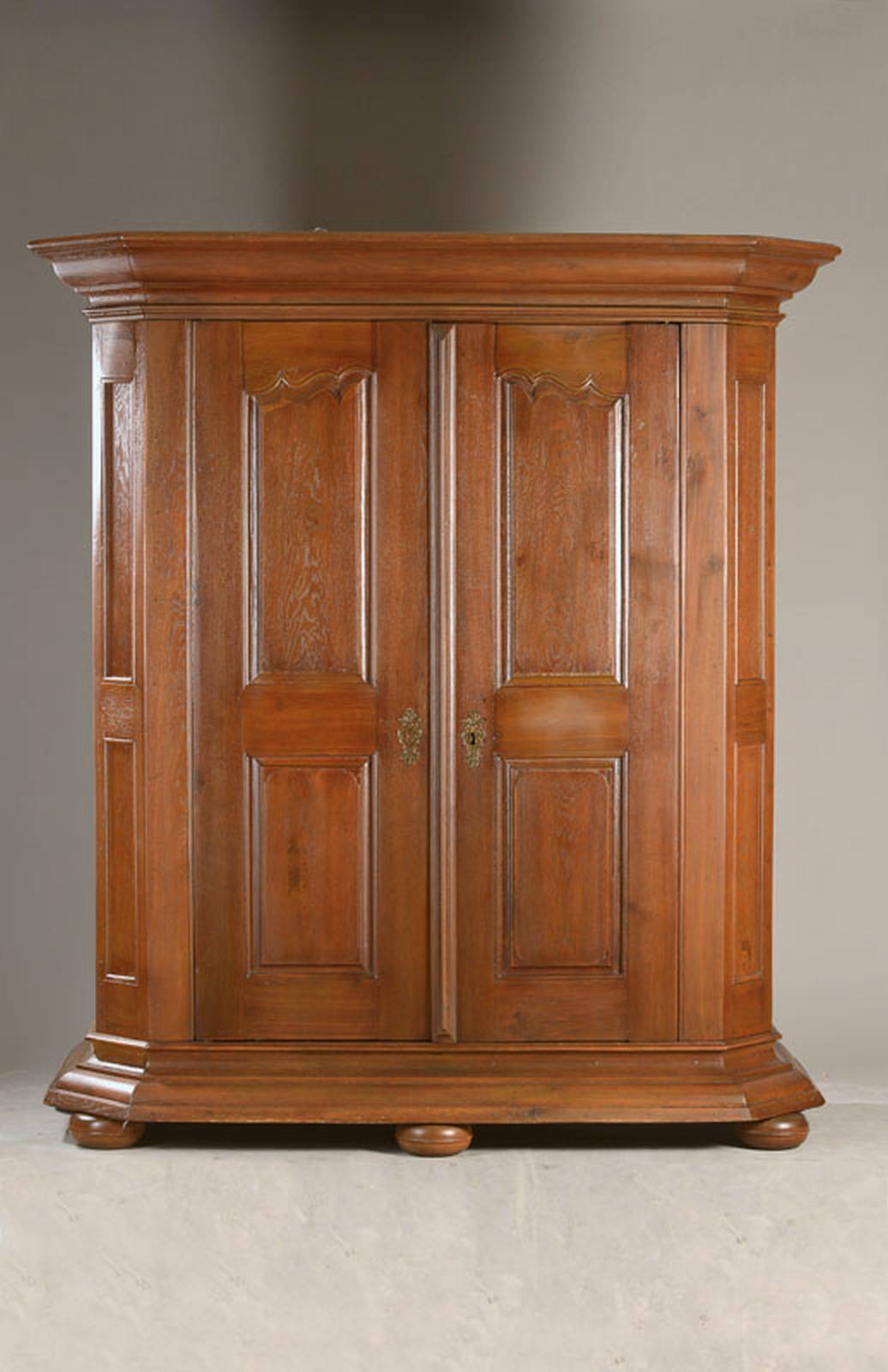 Barockschrank, wohl Pfalz / Frankreich, um 1770, Eiche massiv, 2-türig, weit ausladendes Gesims u. Sockel, obere Kassetten geschweift, Seiten ...