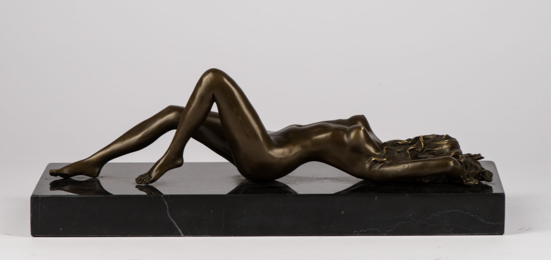Detail a: Raymondo, Bildhauer des 20.Jh, Liegender weiblicher Akt, Bronze auf Granit, sign., num. 10/10, ca. 12x34x14 cm