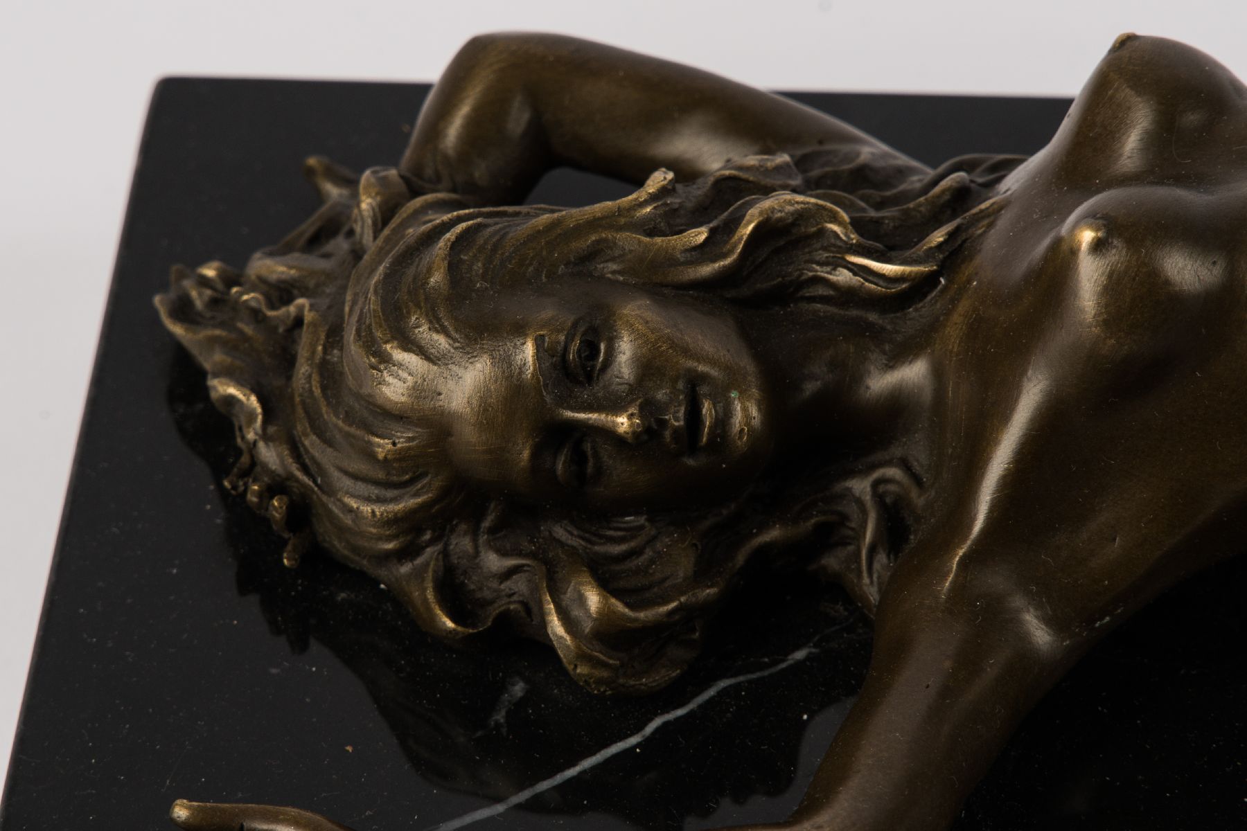 Detail b: Raymondo, Bildhauer des 20.Jh, Liegender weiblicher Akt, Bronze auf Granit, sign., num. 10/10, ca. 12x34x14 cm