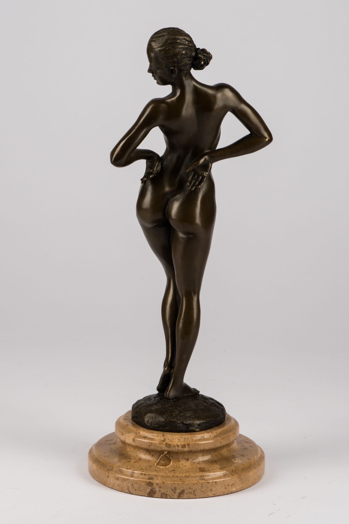 Detail a: Raymondo, Bildhauer des 20.Jh, Stehender weiblicher Akt, Bronzeskulptur auf Steinsockel, sign., H. ca. 34 cm