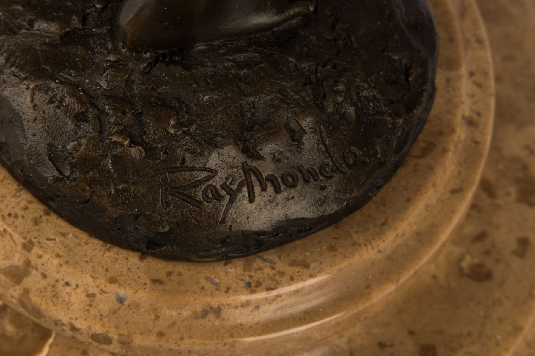 Detail b: Raymondo, Bildhauer des 20.Jh, Stehender weiblicher Akt, Bronzeskulptur auf Steinsockel, sign., H. ca. 34 cm
