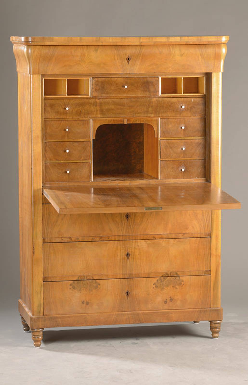 Standsekretär, süd- südwestdeutsch, um 1820/30, Nussbaumfurnier doppelt gespiegelt verlegtauf Weichholzkorpus, Kopfschub, Unten 3- schübig, ...