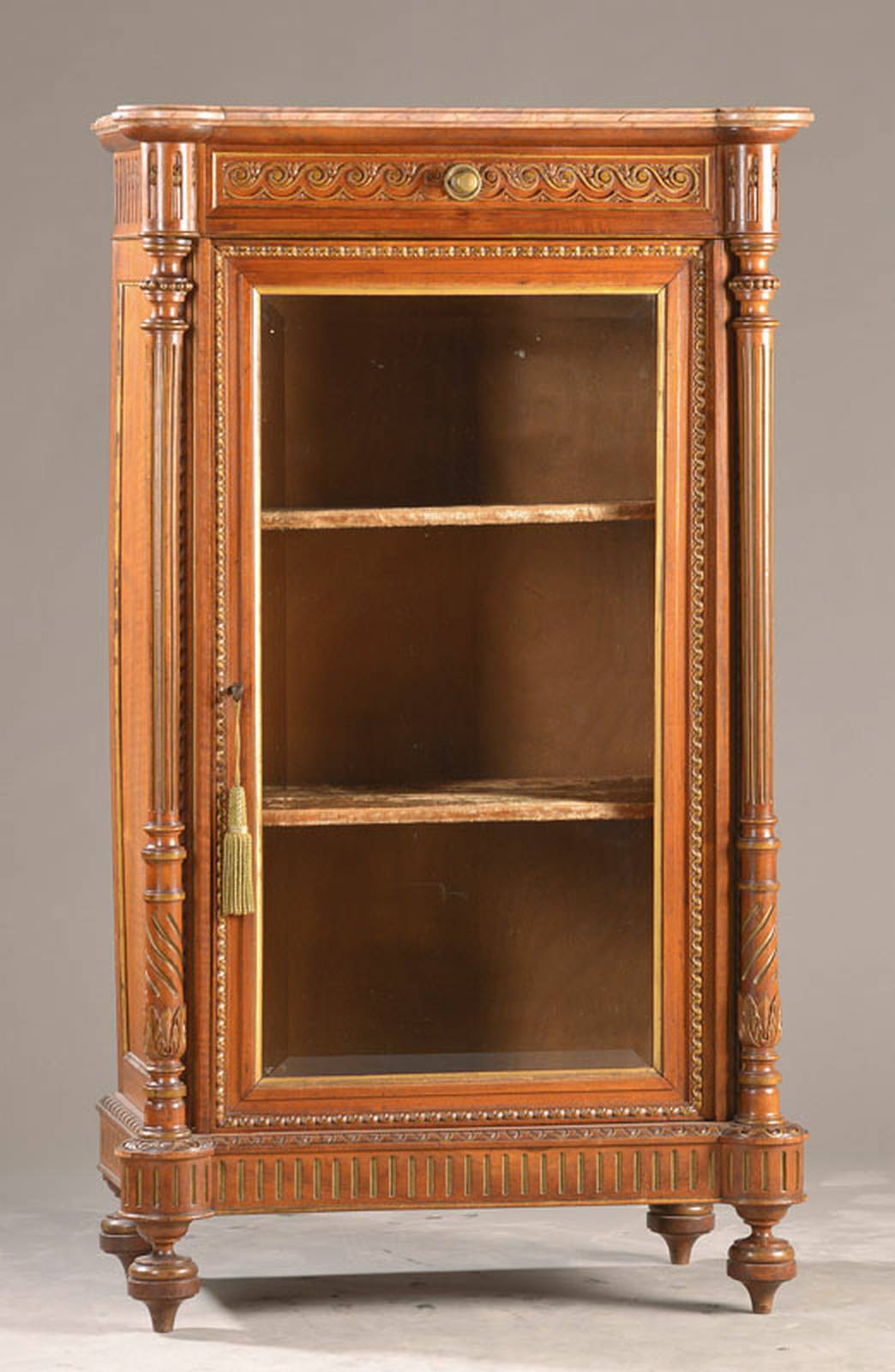 Salonvitrine, wohl Frankreich, um 1910/20, Mahagoni auf Eichekorpus, 1-türig, fac. verglast, Kopfschub, Vollsäulen über Eck, Innen samtbezogen, ...