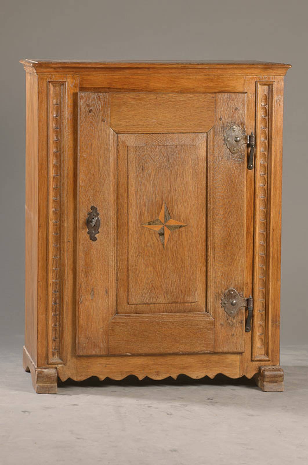 Eichenschränkchen, aus barocken Teilen, nach hessischem Vorbild, 1-türig, mit altem Schloss u. Schlüssel, ca. 91x72x42 cm