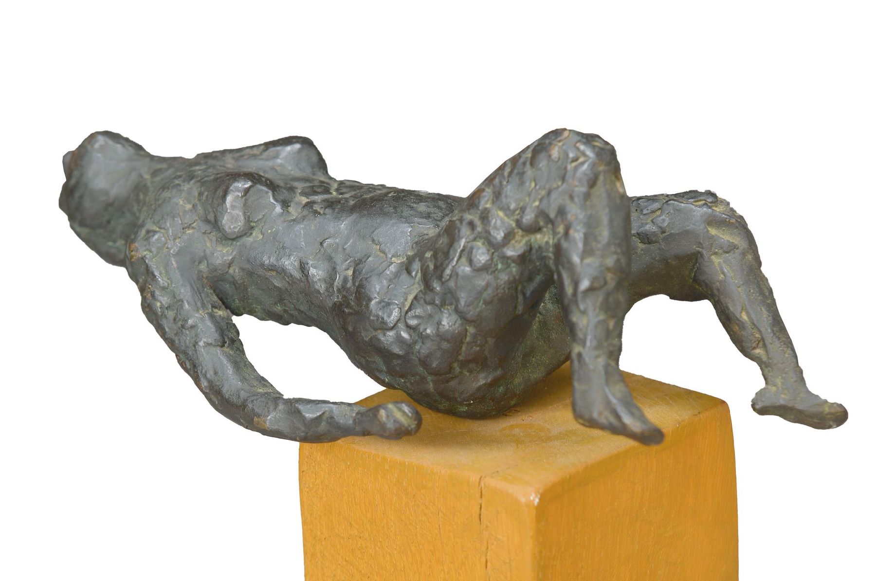 Gustav Seitz, 1906 Neckarau/Mannheim - 1969 Hamburg, Bronzeskulptur, liegender Frauenakt mit zurück geneigtem Kopf und leicht angewinkelten Beinen, ...
