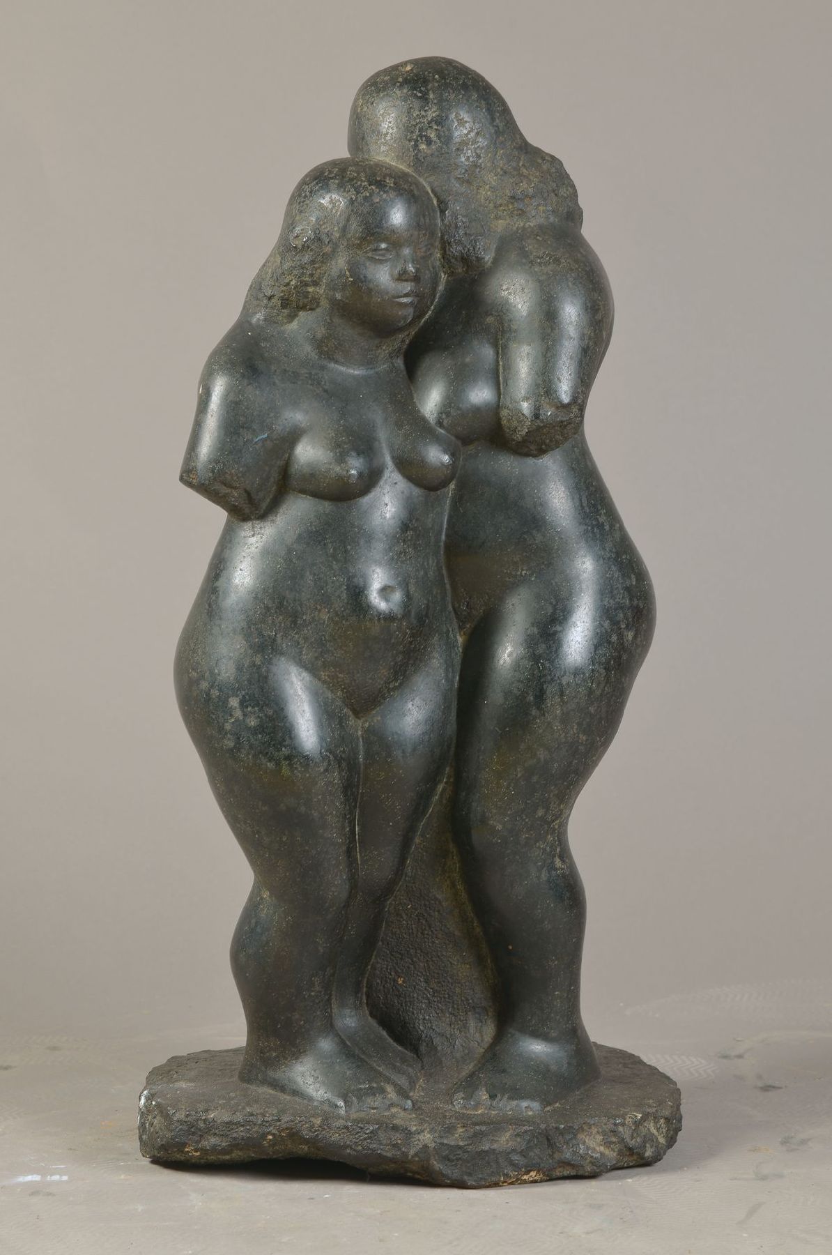 Georg Strobl, geb. 1897 Wasserburg/Inn, Karlsruher Bildhauer, große Skulptur: zwei Frauen, wohl Granit auf eiserner drehbarer Scheibe, ca. 68 x 33 x ...