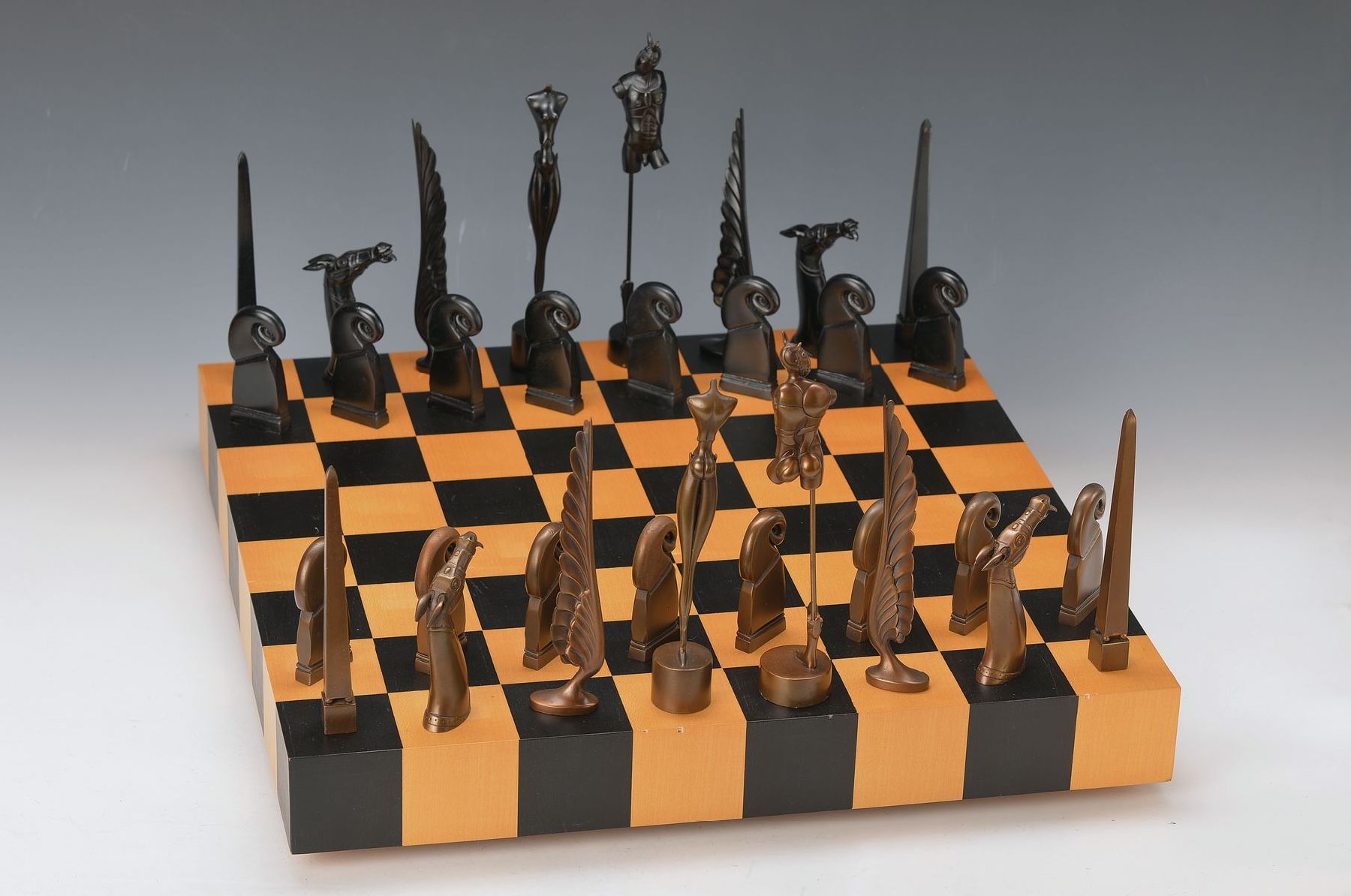 Paul Wunderlich, 1927 Eberswalde - 2010 Saint-Pierre-de-Vassols, Schachspiel mit Brett und32 Schachfiguren, Edition Volker Huber, bronzefarbene und ...