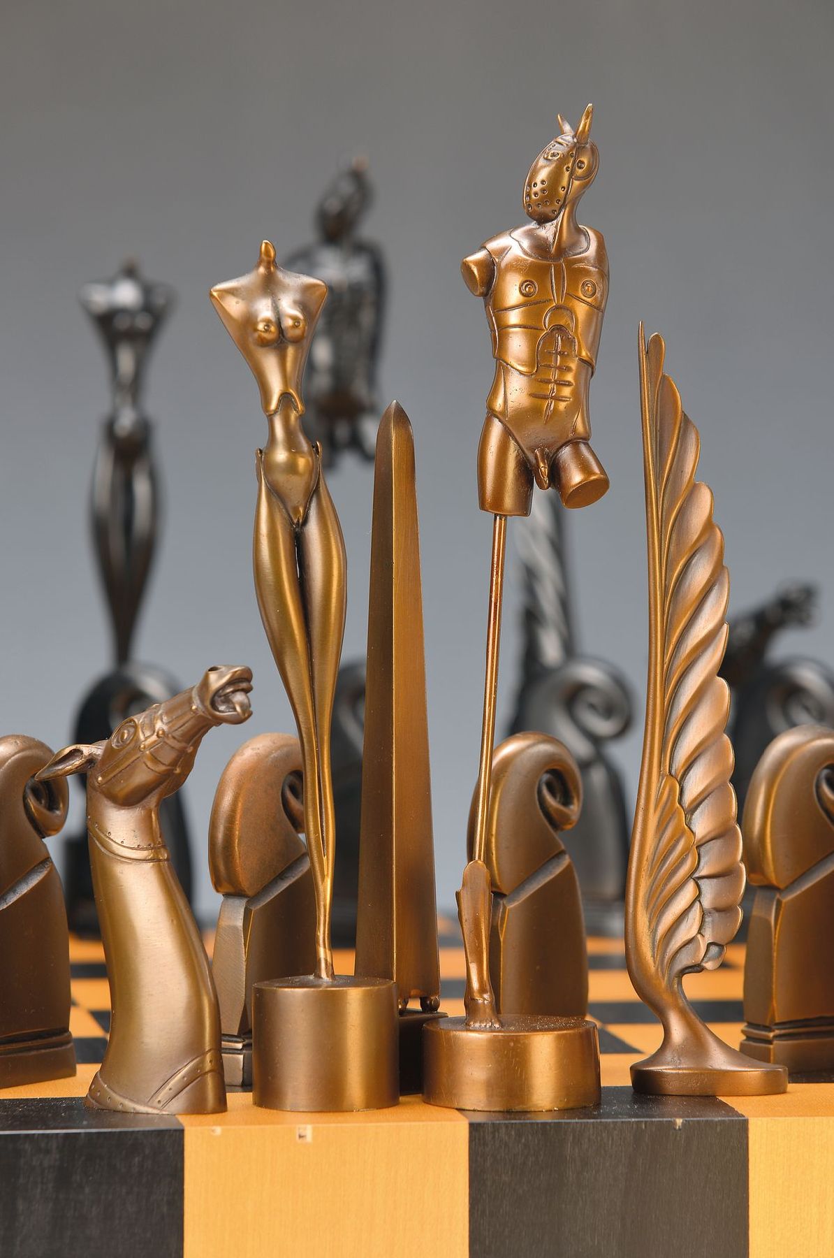Detail a: Paul Wunderlich, 1927 Eberswalde - 2010 Saint-Pierre-de-Vassols, Schachspiel mit Brett und32 Schachfiguren, Edition Volker Huber, bronzefarbene und ...