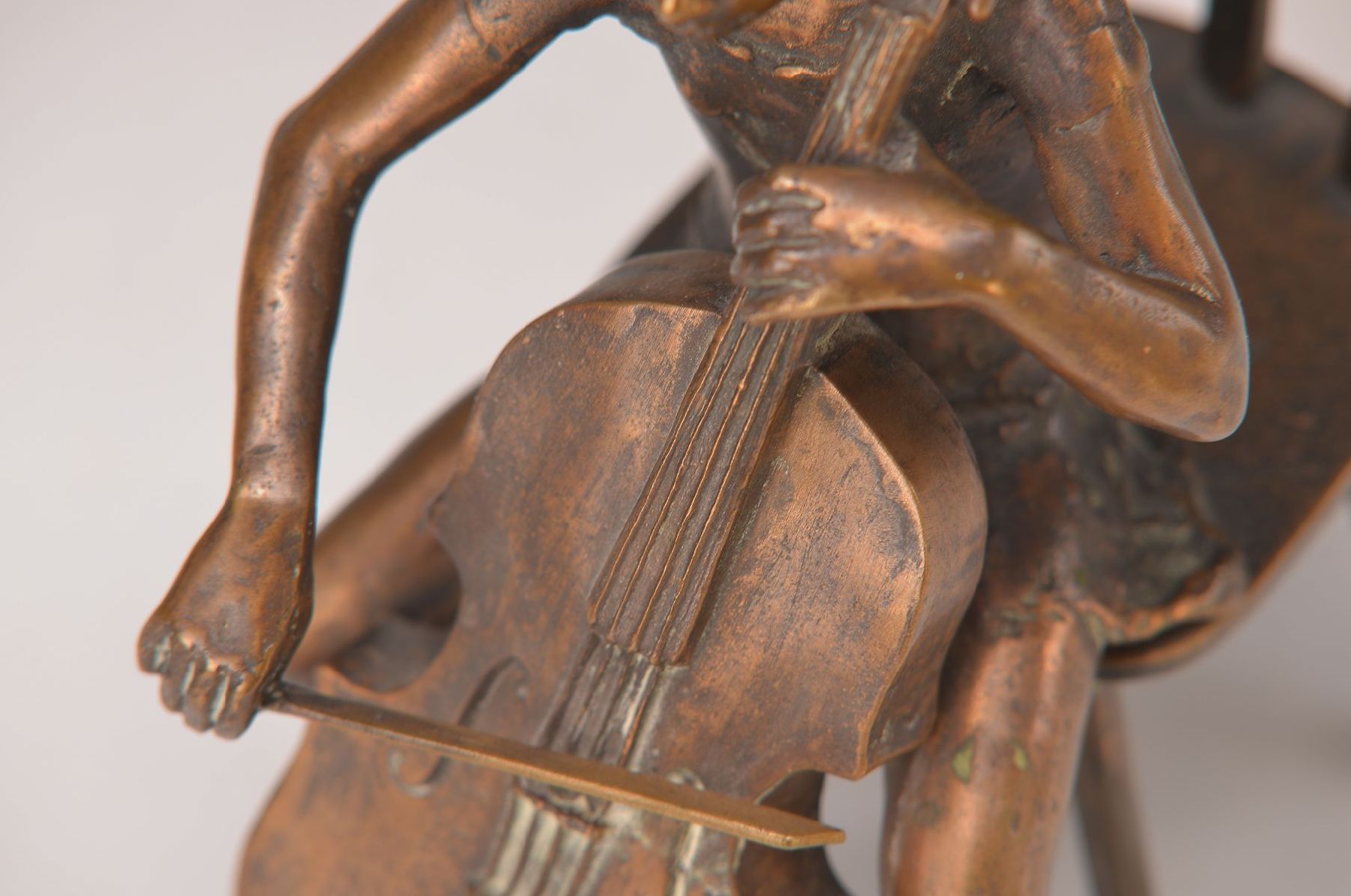 Detail a: Laszlo Kutas, geb. 1936 in Budapest, Mädchen mit Cello, Bronzeskulptur, sign., num. 45, H. 18 cm, inkl. Zertifikat