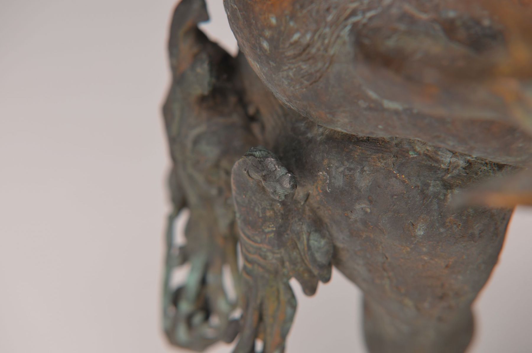 Detail a: Zeitgenössischer Künstler, monogramm RD o.ä., karikierende Jägerdarstellung, Bronzeskulptur, Holzplinthe lose, H. 36 cm