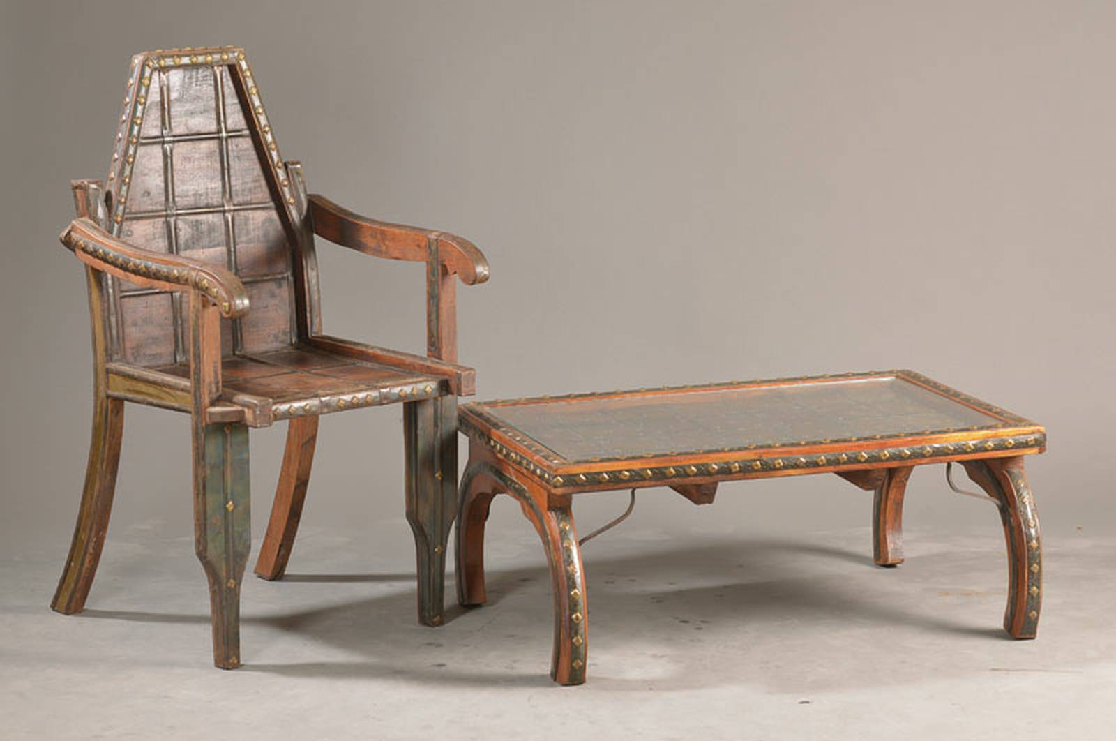 Orientalische Sitzgruppe mit 2 Armlehnstühle u. niedrigem Tisch, um 1960/70, Eisenholz u. Messingbeschläge, Tisch mit Glasplatte, schwere ...