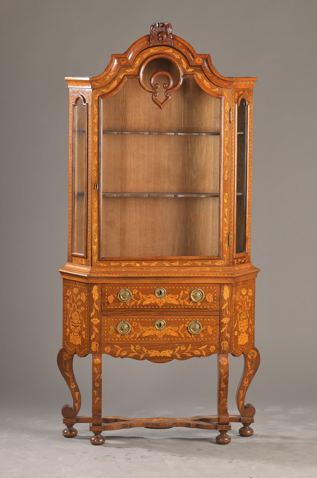 Kleine Salonvitrine im holländischen Marketerie-Stil, 20.Jh., Palisanderfurnier mit heller kontrastierender Ahornmarketerie, 1-türig, 2-schübig, ...