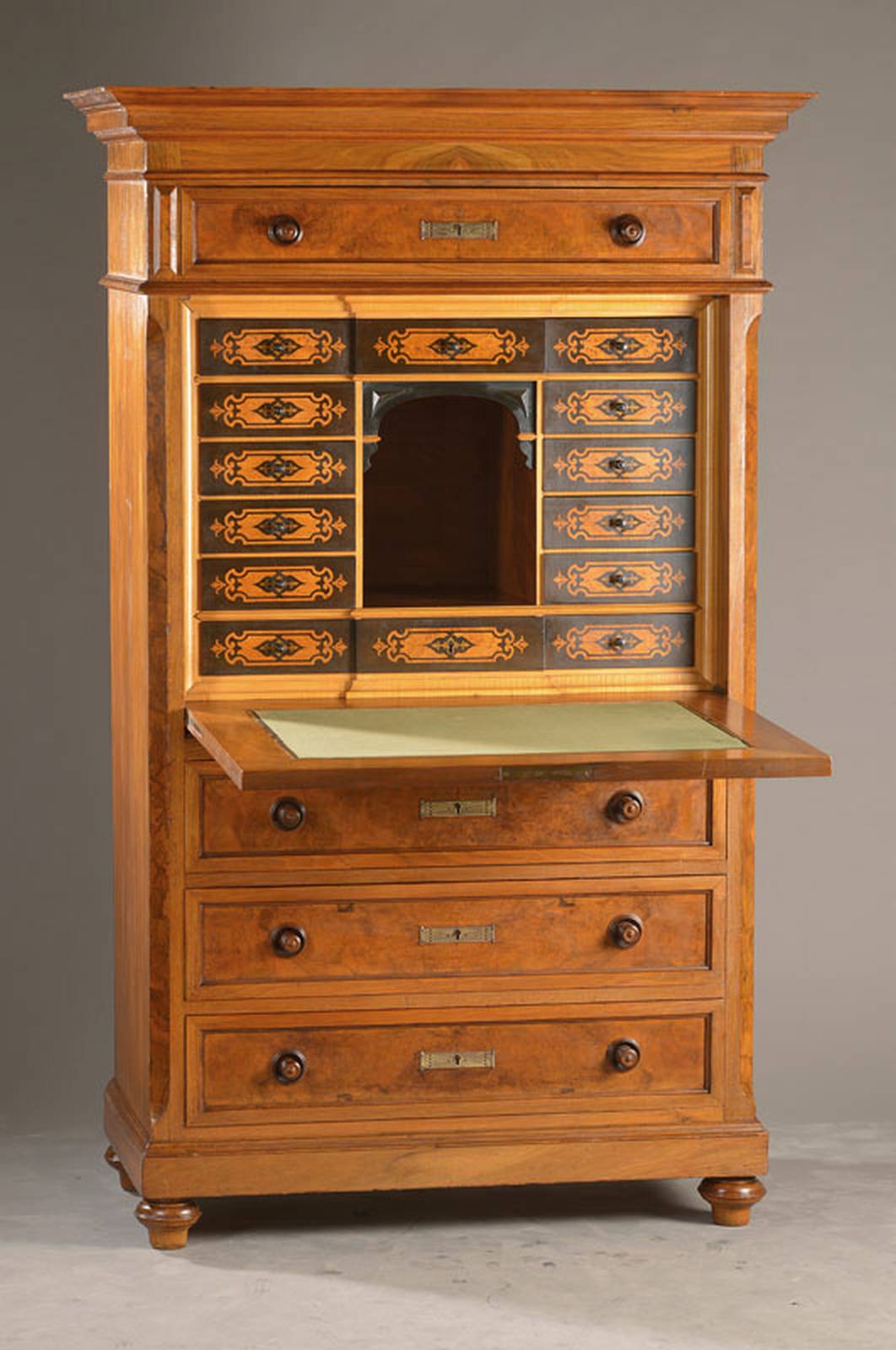 Standsekretär / -kontor, deutsch, um 1870/80, Nussbaumfurnier auf Weichholzkorpus, Kopfschub, 3 untere Schübe, Schreibklappe mit reichem ...