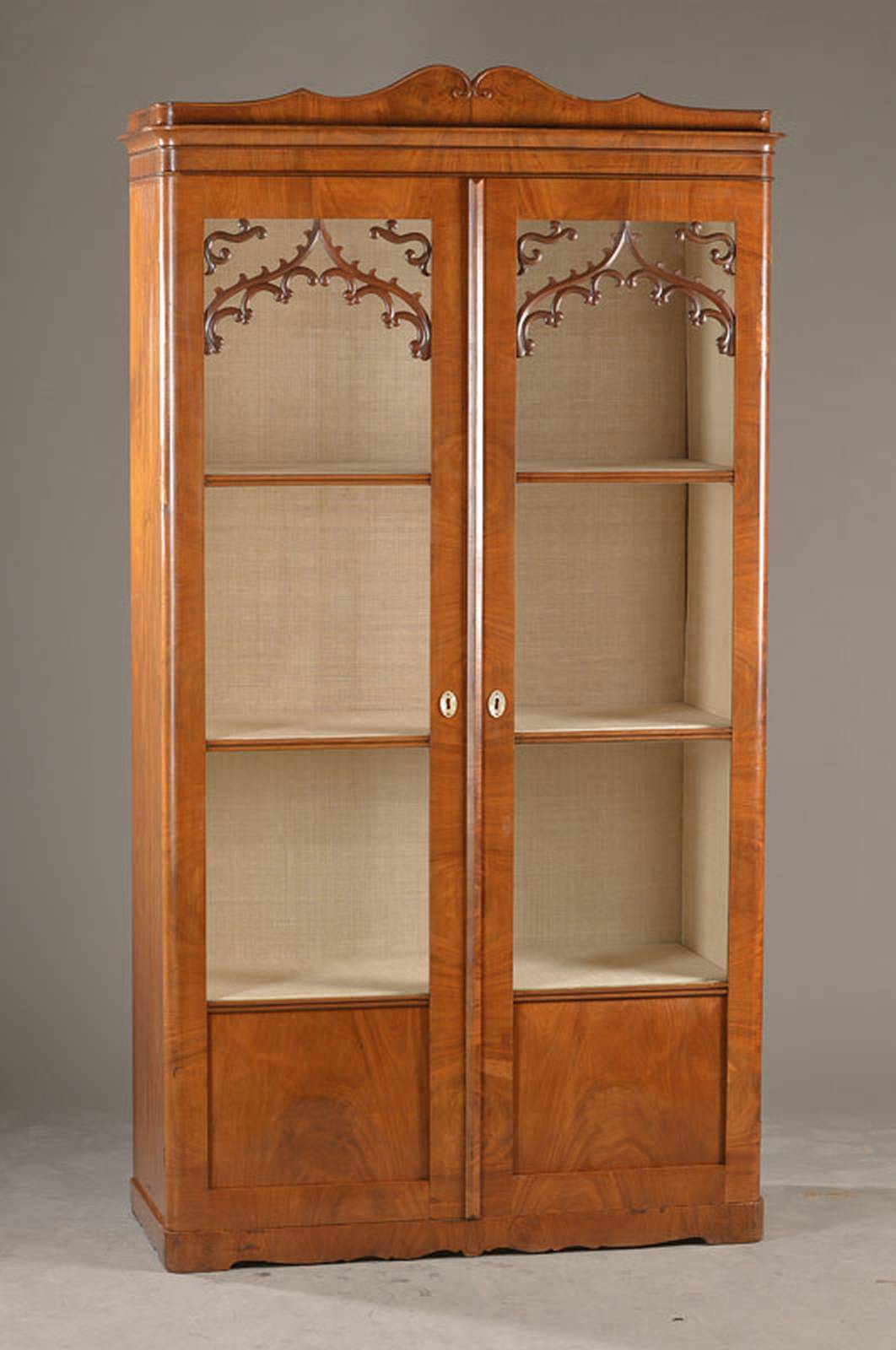 Spätbiedermeier-Vitrine, mitteldeutsch, um 1840/50, Mahagonifurnier, 2-türig, Innenleben mit 3 Einlegeböden mit Stoff bezogen, verglaste Türen ...