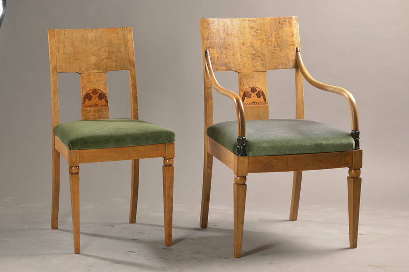 Salon-Garnitur, deutsch, um 1900/10, Biedermeierstil mit Art-Deco-Einflüssen, bestehend aus 6 Stühlen u. 2 Armlehnstühlen, Birke geflammt, ...