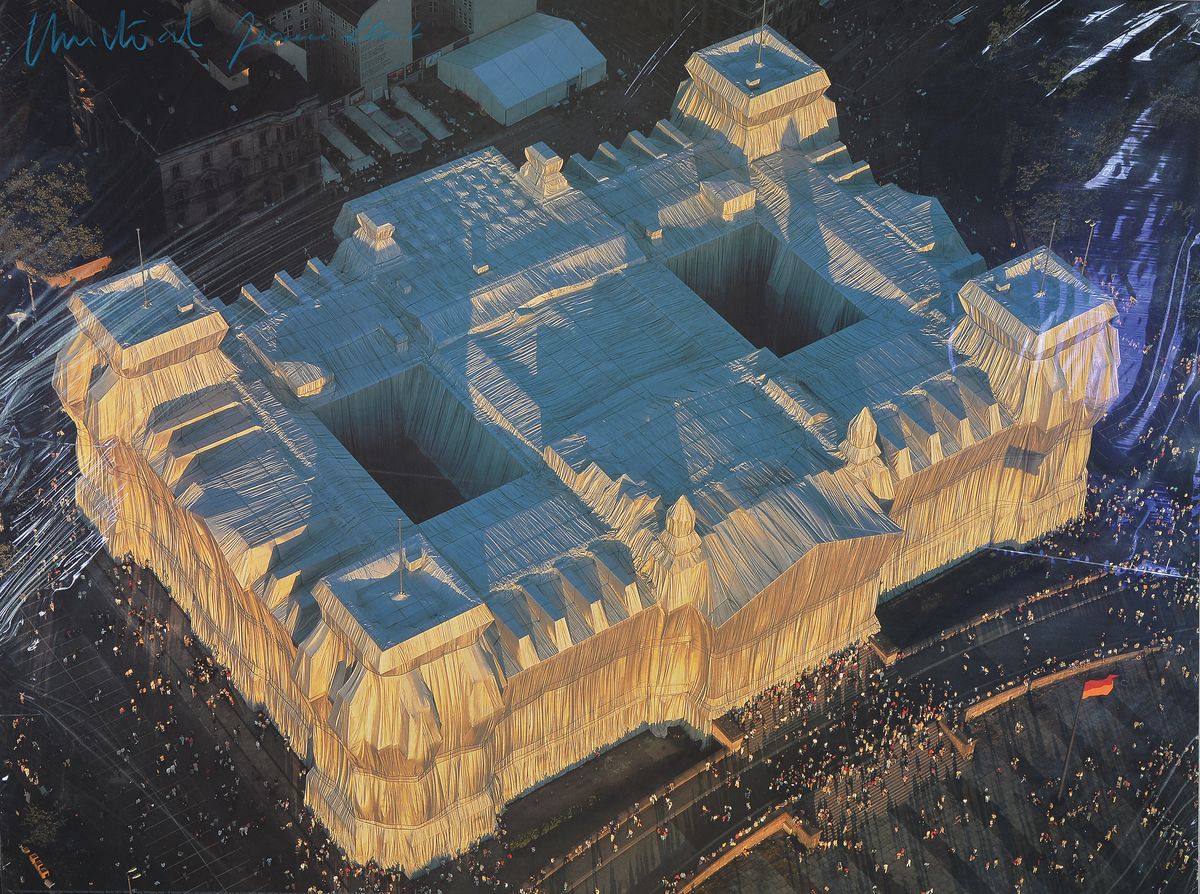 Christo und Jeanne-Claude, Der verhüllte Reichstag, Farboffset, handsign. von beiden Künstlern, Blattgr. 60x80 cm, re Ecke leicht geknickt