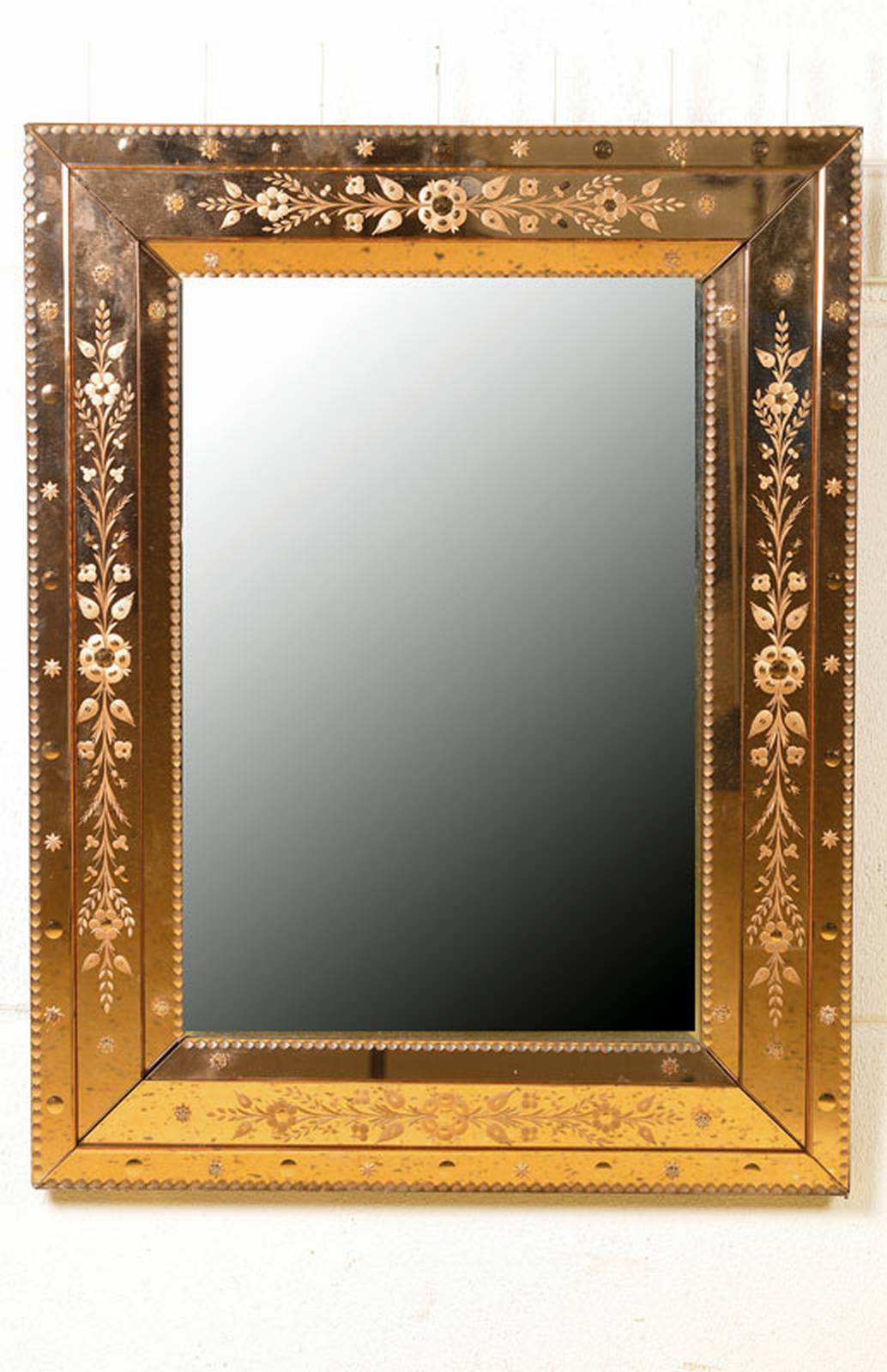 Großer venezianischer Wandspiegel, 1.Hälfte 20. Jh., rechteckige Form, geschliffenes Spiegelglas, mit aufgesetzten Rosetten, teilweise l. getönt, ...