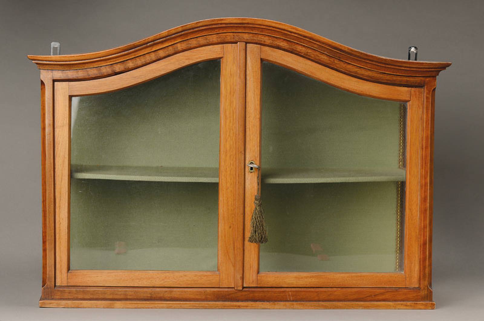 Hängevitrine, deutsch, 1. Hälfte 20. Jh., z.T. Nußbaum massiv, dreiseitig verglast, profilierte Lisenen, Verglasung meist später, ein Fachboden, ...