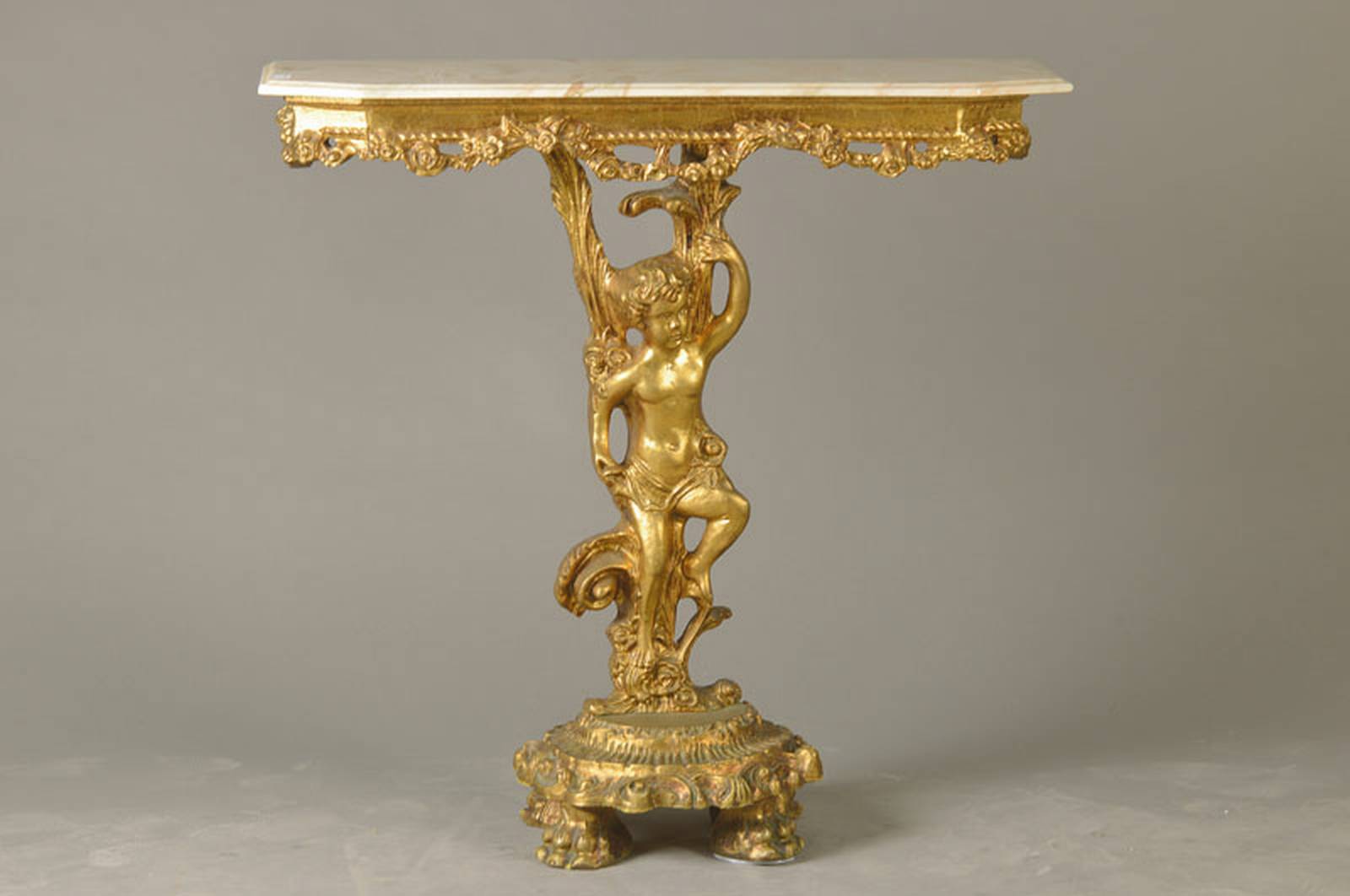 Wandkonsole, Italien, 2. Hälfte, 20. Jh., Holz, Mittelfuß in Form eines Puttos, Marmorplatte, goldfarben gefaßt, Gebrauchsspuren, ca. 80 x 82 x 27 ...