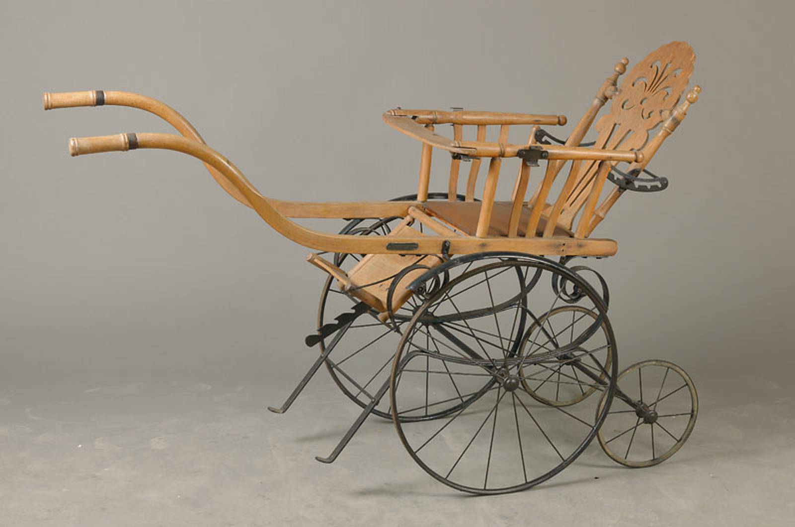 Kindersportwagen, deutsch, um 1890, Buche, Rücken mit Durchbrucharbeit auf zwei Rändern, leichte Altersspuren, ca. 90x135cm?? Ränder oder Räder???