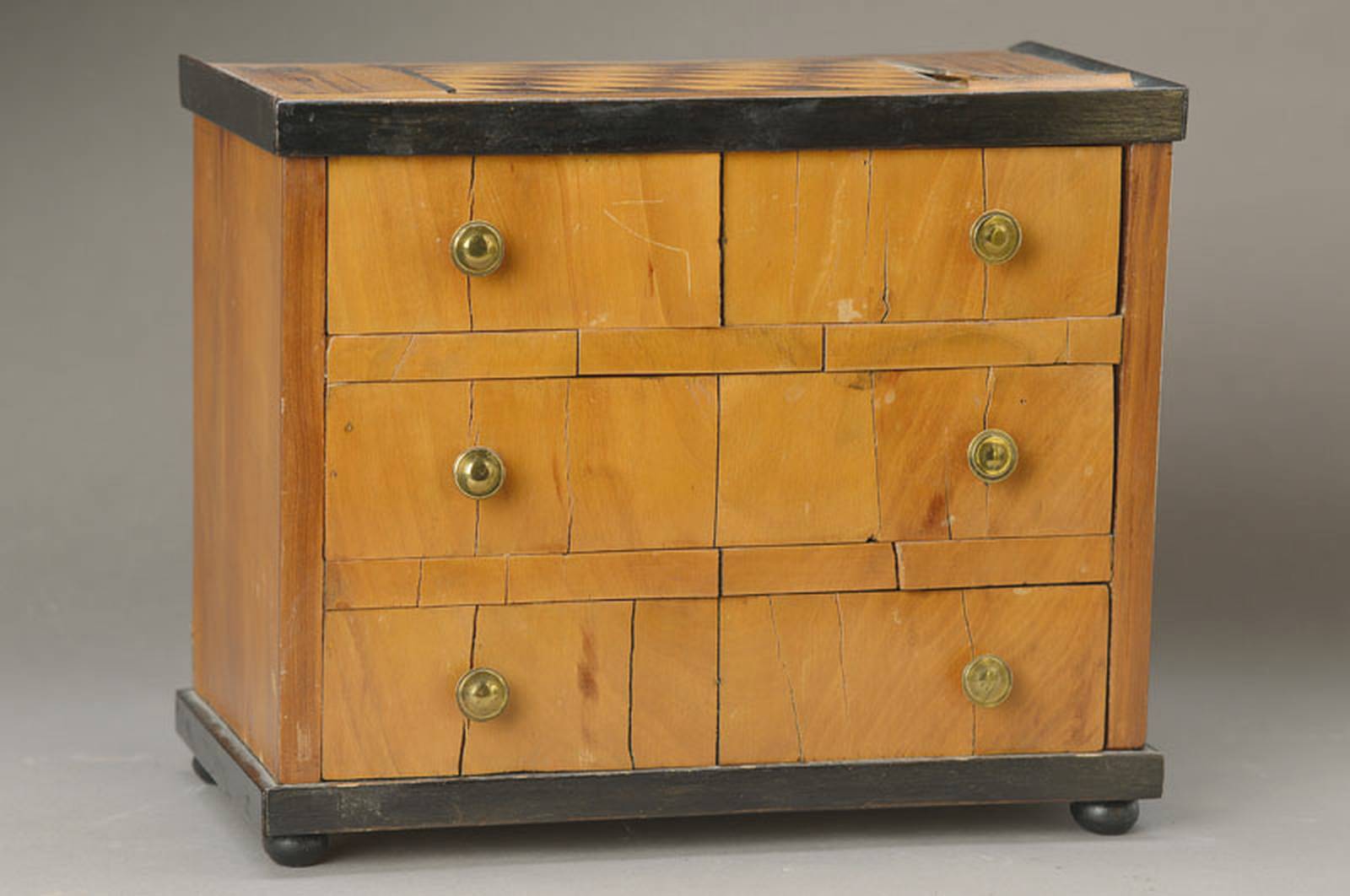 Biedermeier-Modellkommode, süddeutsch, um 1800/1810, dreischübig, Weichholzkorpus, Front mit dickem Nußbaumfurnier, gespiegelt verlegt, Kanten ...
