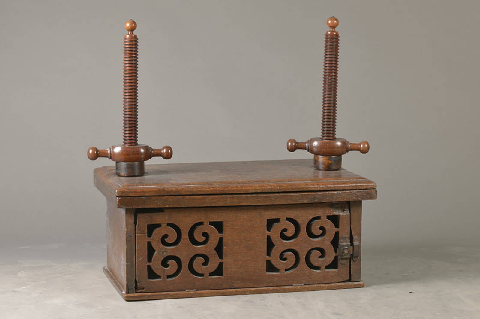 Buchpresse, deutsch, um 1820/30, Eichekorpus, enge Windung, z. T. in Durchbrucharbeit, Ladenteil aufklappbar, ca. 30x68x38cm