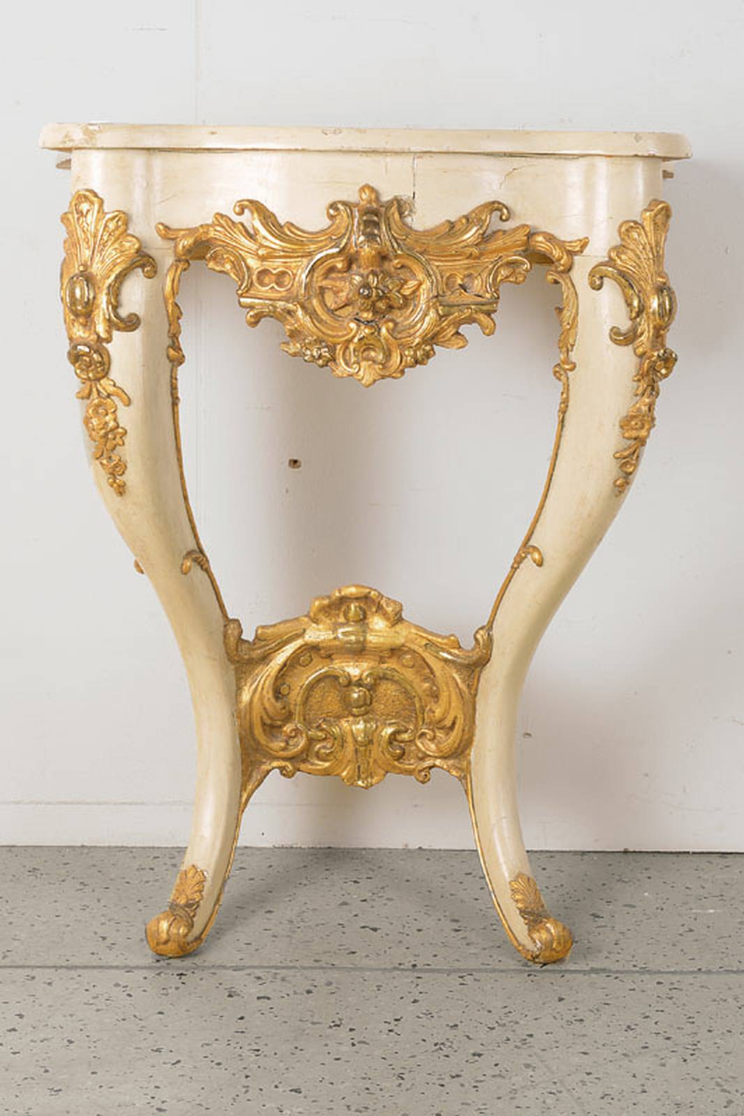 Wandkonsole, wohl Italien, um 1850/60, Weichholz reich beschnitzt u. gefaßt, allseitig geschweift, detailreiches Rocaillen- u. Kartuschenornamentik, ...