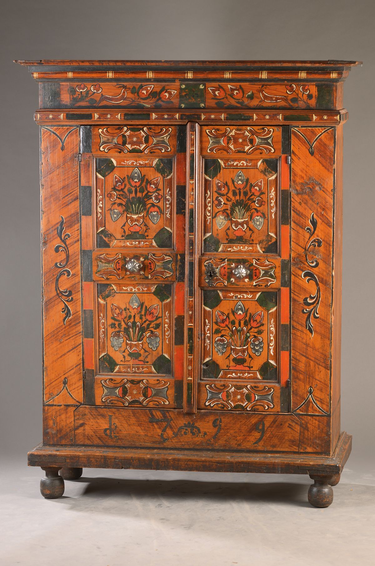 Bauernschrank, wohl Österreich, 18.Jh., dat. 1799, Weichholzkorpus polychrom gefaßt, 2-türig, Innen 5 Einlegeböden, orig. Schnappschloss mit ...