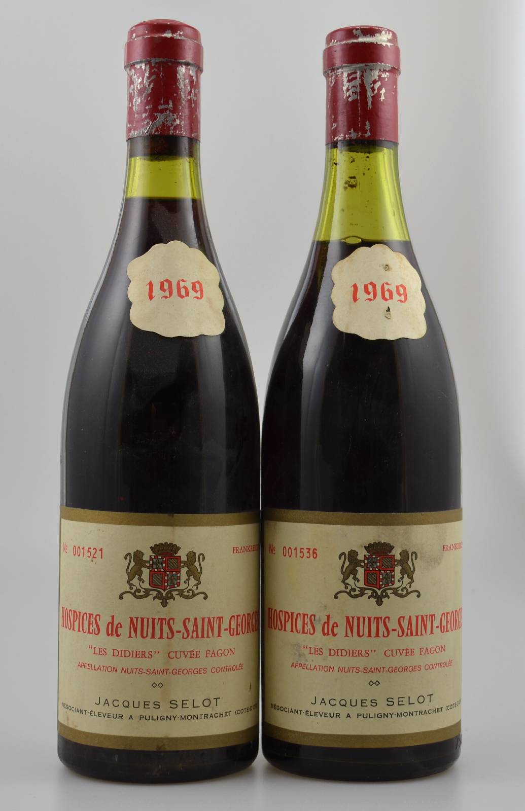 2 Flaschen 1969 Hospices de Nuits-Saint-Georges, Jacques Selot, Abstand zwischen Kapsel und Wein: 1,5/4 cm, Kapseln besch., unverkostet