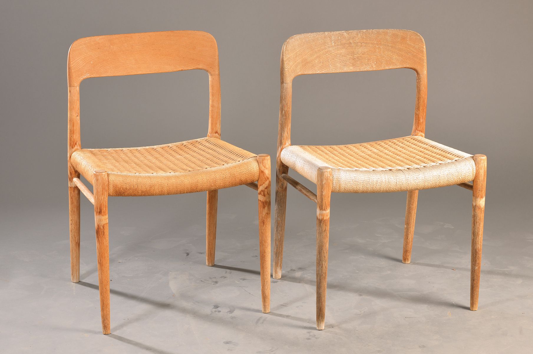 4er Satz Stühle "Modell 75", Entwurf Niels Möller, 1954, Ausführung später, Eiche massiv, Schnurseil-Bespannung, schlichte organische ...