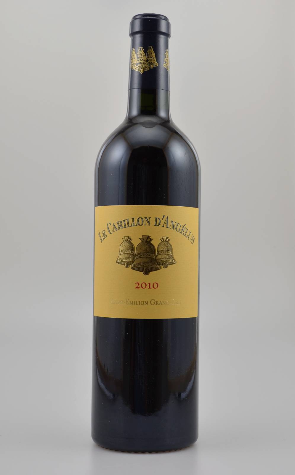 12 Flaschen 2010 Le Carillonde L'Angelus, Saint-Emilion Grand Cru, 2. Wein von Chateau Angelus, je 75 cl, 14,5 % Vol., Füllstände: into neck, ...