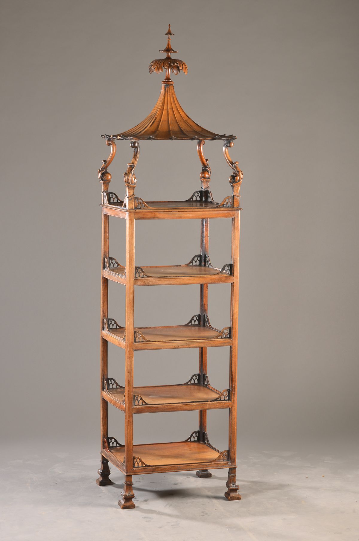 Etagere, sog. "What-Not", England, um 1870/80, Mahagoni massiv, authentisch im Chippendale-Stil gearbeitet, pagodenförmiger Aufbau mit 5 ...
